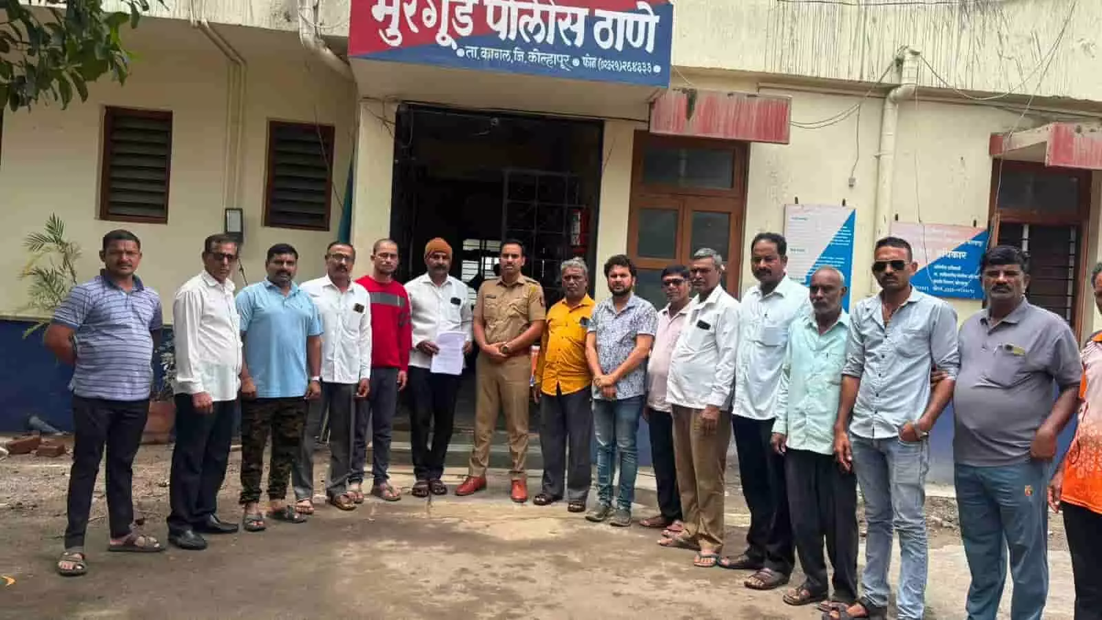 तस्वीर में मुरगूड पुलिस ठाणे के सामने सरपिराजीराव तालाब ओवरब्रिज निर्माण की मांग को लेकर खड़े समिति के पदाधिकारी। तस्वीर में मुरगूड पुलिस ठाणे के सामने सरपिराजीराव तालाब ओवरब्रिज निर्माण की मांग को लेकर खड़े समिति के पदाधिकारी।