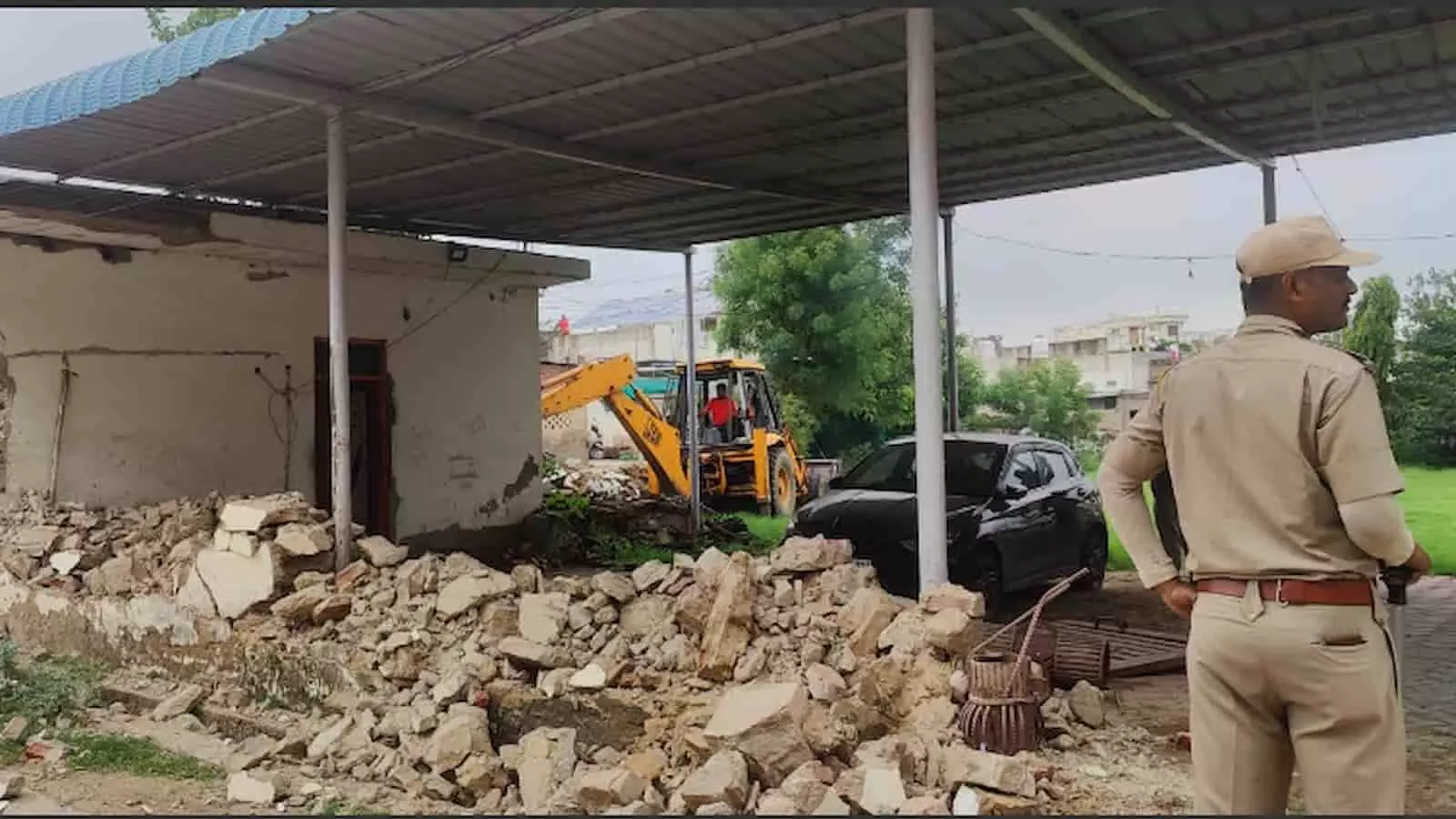 अजमेर में पुलिस की मौजूदगी में जेसीबी द्वारा अवैध निर्माण को तोड़ा जा रहा है। अजमेर में पुलिस की मौजूदगी में जेसीबी द्वारा अवैध निर्माण को तोड़ा जा रहा है।