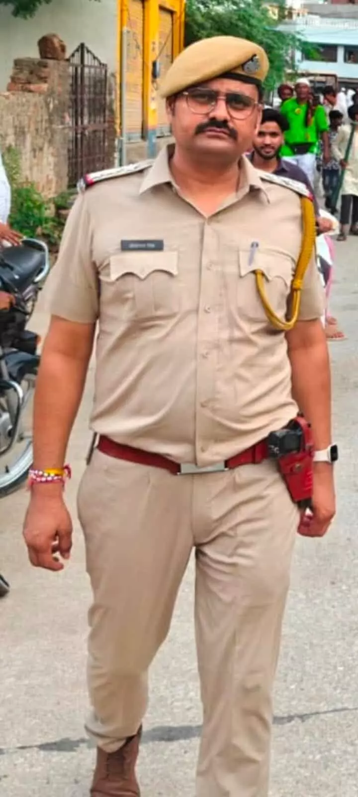 तस्वीर में लोकपाल सिंह को पुलिसकर्मियों के साथ अस्पताल परिसर में ले जाया जा रहा है। तस्वीर में लोकपाल सिंह को पुलिसकर्मियों के साथ अस्पताल परिसर में ले जाया जा रहा है।