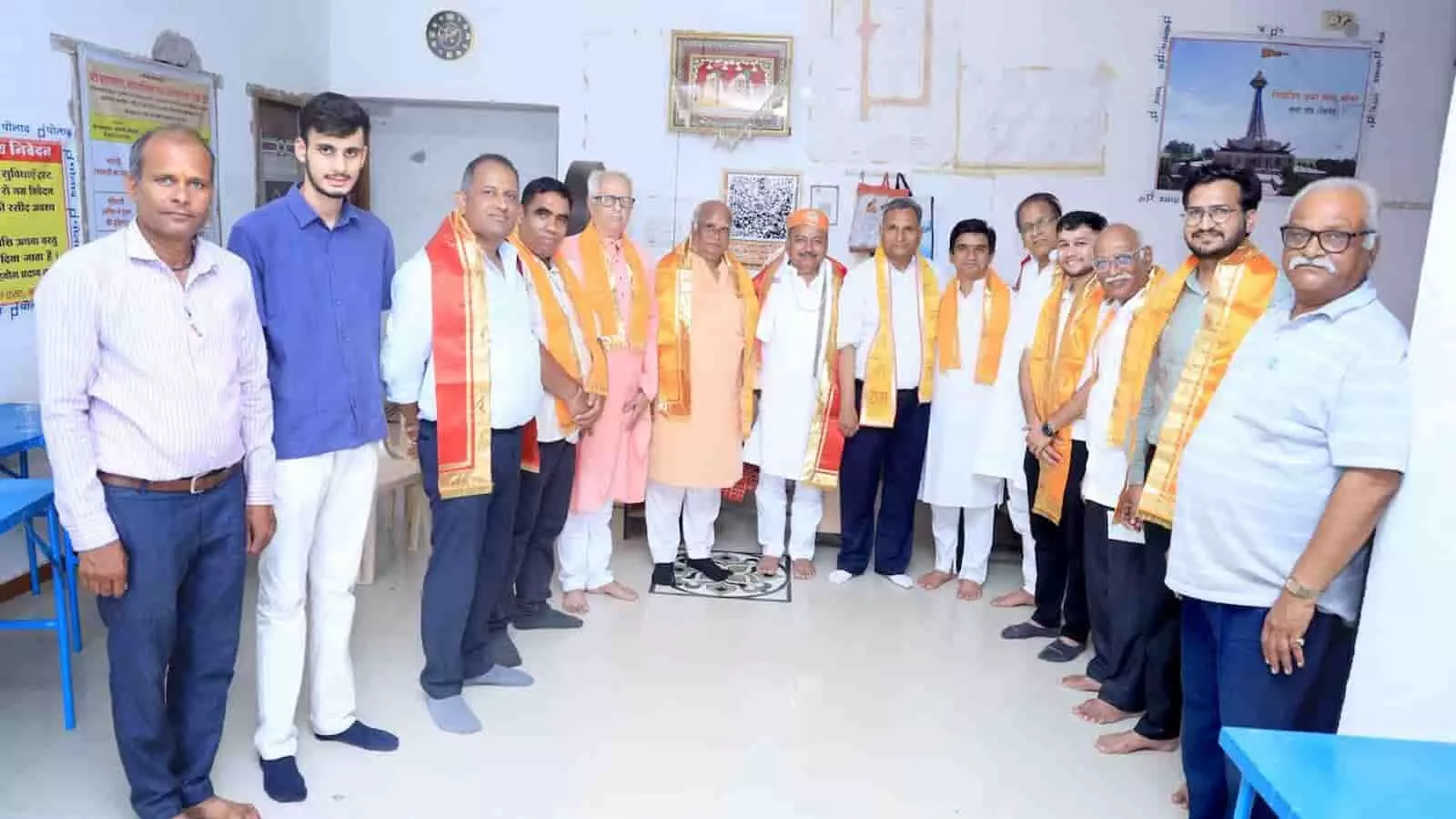 तस्वीर में आकोला में बधर माता ट्रस्ट की बैठक के दौरान उपस्थित ट्रस्ट के सदस्य और पदाधिकारी दिख रहे हैं। तस्वीर में आकोला में बधर माता ट्रस्ट की बैठक के दौरान उपस्थित ट्रस्ट के सदस्य और पदाधिकारी दिख रहे हैं।