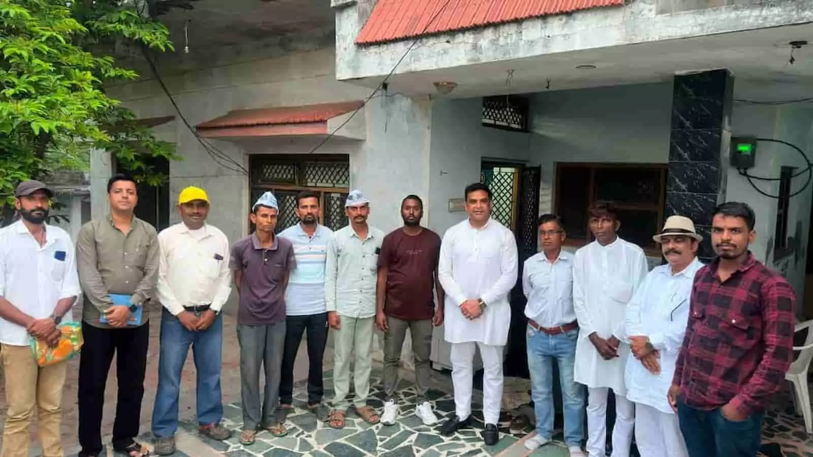खेरवाड़ा में आयोजित बैठक में खड़े आम आदमी पार्टी के नेता और कार्यकर्ता। खेरवाड़ा में आयोजित बैठक में खड़े आम आदमी पार्टी के नेता और कार्यकर्ता।