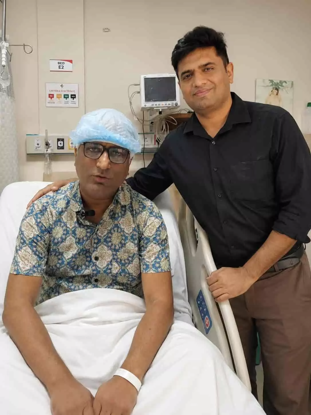 अस्पताल के बेड पर बैठे मरीज और उनके पास खड़े डॉक्टर उदयपुर के अस्पताल में। अस्पताल के बेड पर बैठे मरीज और उनके पास खड़े डॉक्टर उदयपुर के अस्पताल में।
