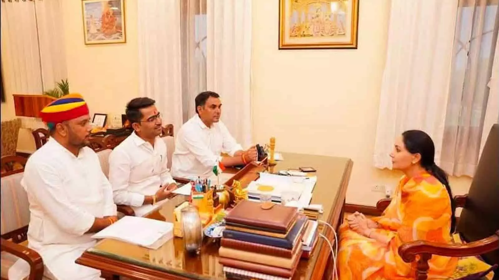 तस्वीर में कन्हैयालाल मीणा और उपमुख्यमंत्री दिया कुमारी बैठक के दौरान चर्चा करते हुए दिख रहे हैं। तस्वीर में कन्हैयालाल मीणा और उपमुख्यमंत्री दिया कुमारी बैठक के दौरान चर्चा करते हुए दिख रहे हैं।