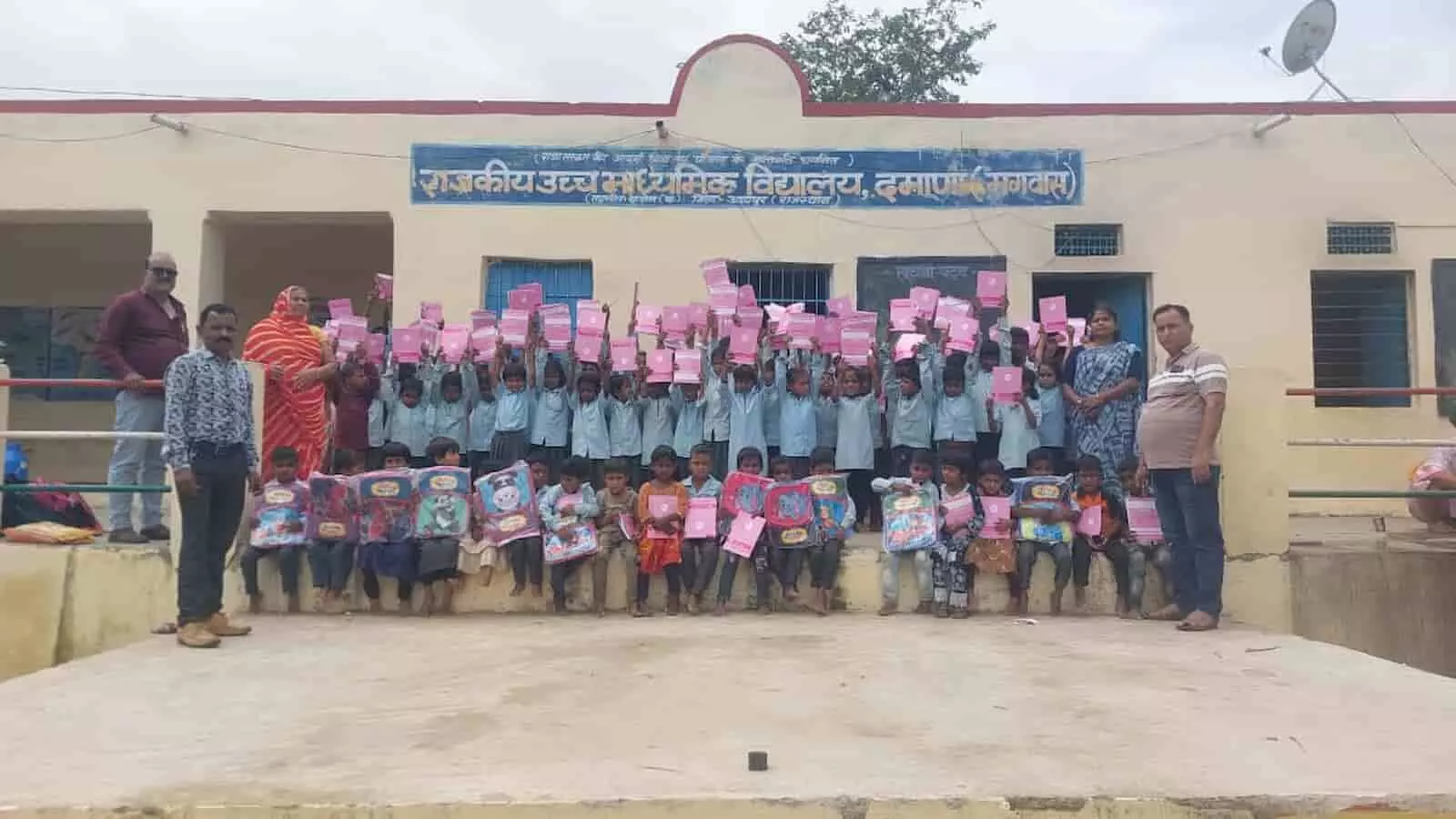 झाड़ोल के राजकीय उच्च माध्यमिक विद्यालय में विद्यार्थियों को शिक्षण सामग्री वितरित करते शिक्षक और बच्चे। झाड़ोल के राजकीय उच्च माध्यमिक विद्यालय में विद्यार्थियों को शिक्षण सामग्री वितरित करते शिक्षक और बच्चे।
