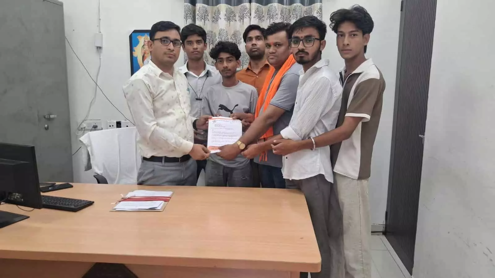 तस्वीर में गंगापुर सिटी के एडीएम कार्यालय में गौ रक्षा दल के कार्यकर्ता ज्ञापन सौंप रहे हैं। तस्वीर में गंगापुर सिटी के एडीएम कार्यालय में गौ रक्षा दल के कार्यकर्ता ज्ञापन सौंप रहे हैं।