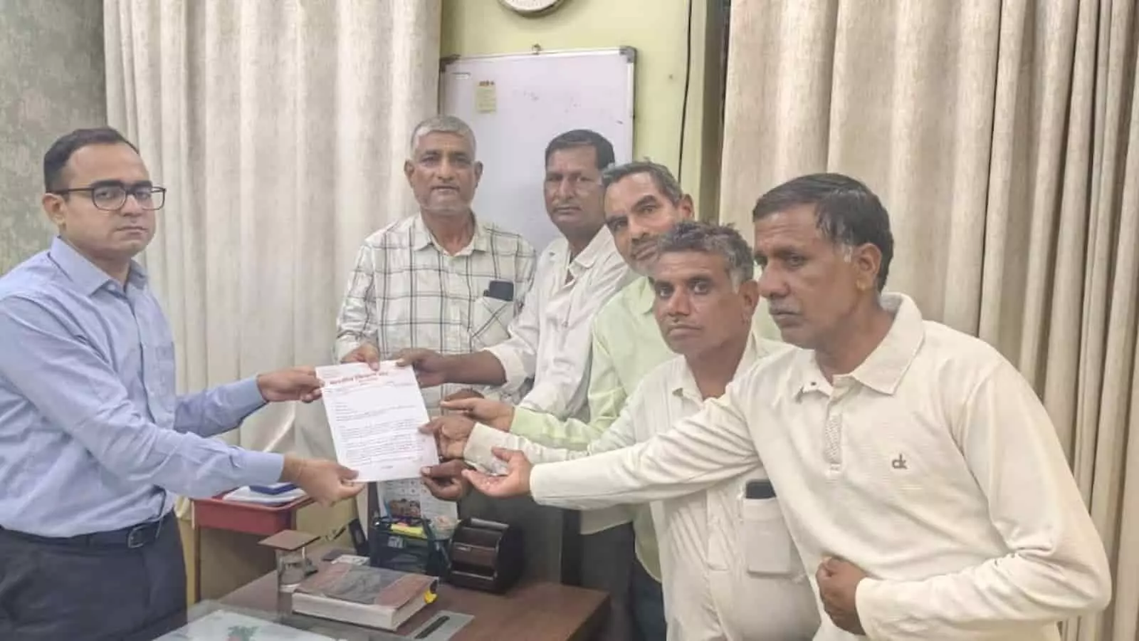 भीलवाड़ा कार्यालय में एडीएम को ज्ञापन सौंपते हुए भारतीय किसान संघ के प्रतिनिधि। भीलवाड़ा कार्यालय में एडीएम को ज्ञापन सौंपते हुए भारतीय किसान संघ के प्रतिनिधि।