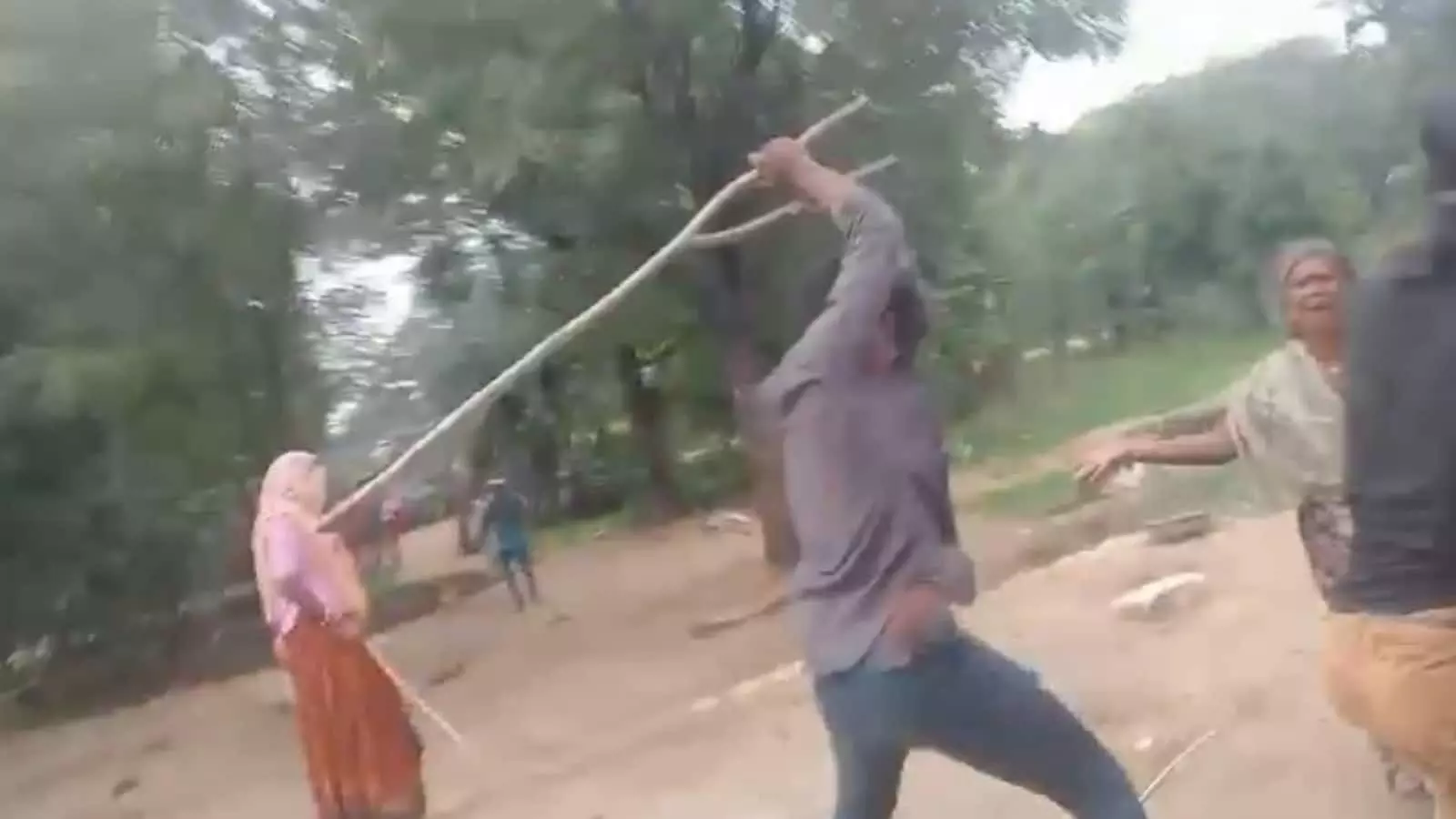 तस्वीर में ग्रामीण क्षेत्र में लाठी-डंडों से मारपीट करते हुए लोग दिखाई दे रहे हैं। तस्वीर में ग्रामीण क्षेत्र में लाठी-डंडों से मारपीट करते हुए लोग दिखाई दे रहे हैं।