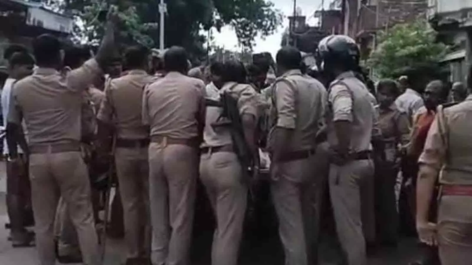 तस्वीर में अमेठी में प्रदर्शन के दौरान सड़क पर पुलिस बल तैनात दिखाई दे रहा है। तस्वीर में अमेठी में प्रदर्शन के दौरान सड़क पर पुलिस बल तैनात दिखाई दे रहा है।