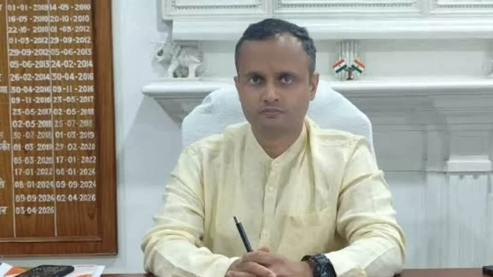 तस्वीर में सिरोही जिला कलेक्टर रोहिताश्व सिंह तोमर अपने कार्यालय में बैठे दिख रहे हैं। तस्वीर में सिरोही जिला कलेक्टर रोहिताश्व सिंह तोमर अपने कार्यालय में बैठे दिख रहे हैं।