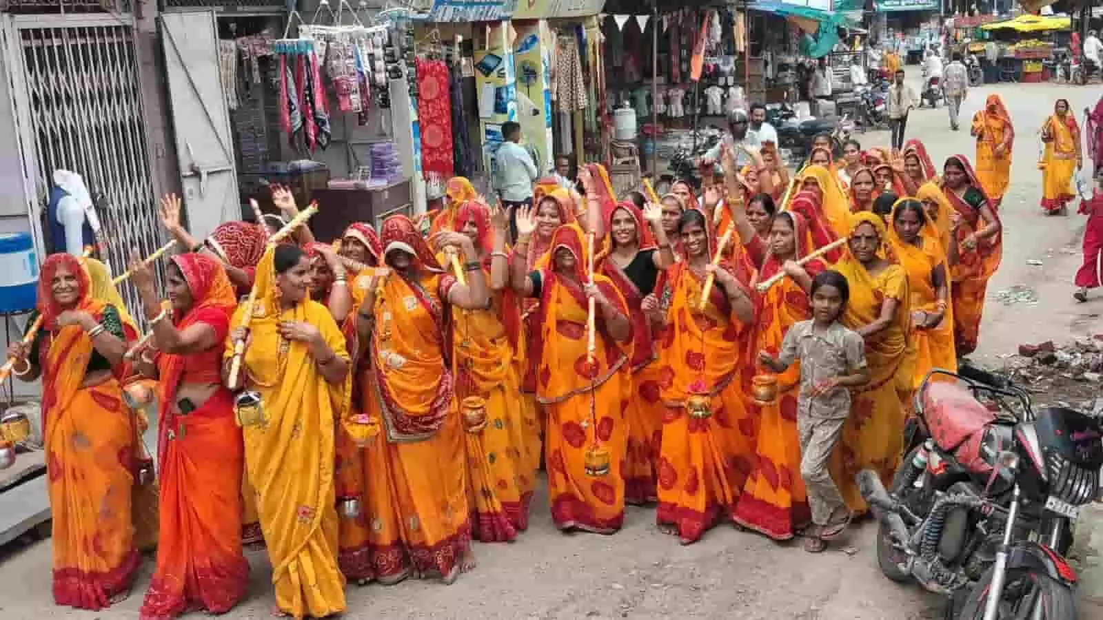 तस्वीर में महिलाएं पीले और भगवा वस्त्र पहनकर लसाड़िया की सड़क पर कावड़ यात्रा निकाल रही हैं। तस्वीर में महिलाएं पीले और भगवा वस्त्र पहनकर लसाड़िया की सड़क पर कावड़ यात्रा निकाल रही हैं।