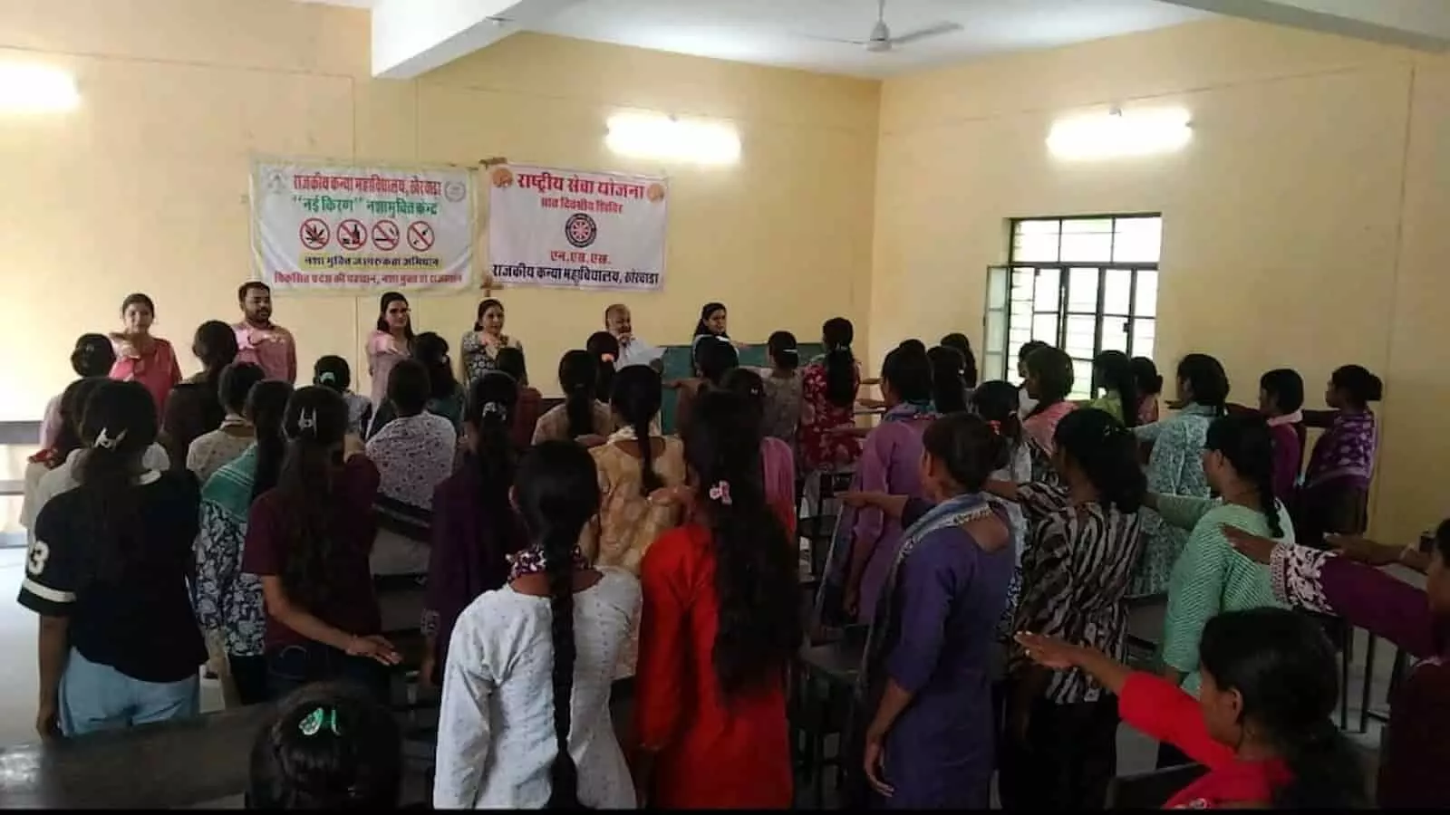 राजकीय कन्या महाविद्यालय, खेरवाड़ा में छात्राओं और स्टाफ सदस्यों द्वारा नशा मुक्ति की शपथ लेने का दृश्य। राजकीय कन्या महाविद्यालय, खेरवाड़ा में छात्राओं और स्टाफ सदस्यों द्वारा नशा मुक्ति की शपथ लेने का दृश्य।