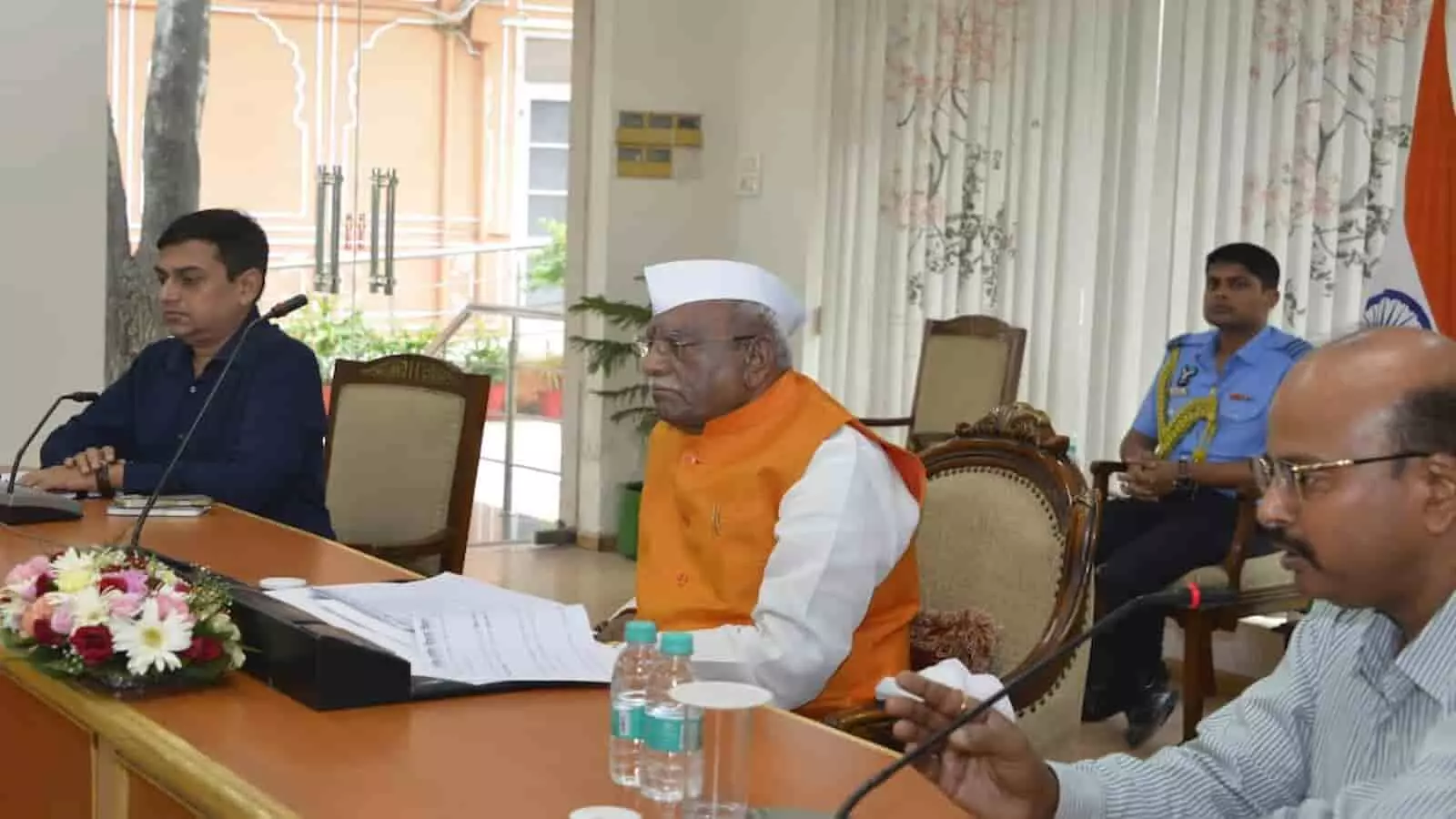 राज्यपाल हरिभाऊ बागडे जयपुर स्थित लोकभवन में ग्रामीण विकास विभाग की समीक्षा बैठक की अध्यक्षता कर रहे हैं। राज्यपाल हरिभाऊ बागडे जयपुर स्थित लोकभवन में ग्रामीण विकास विभाग की समीक्षा बैठक की अध्यक्षता कर रहे हैं।