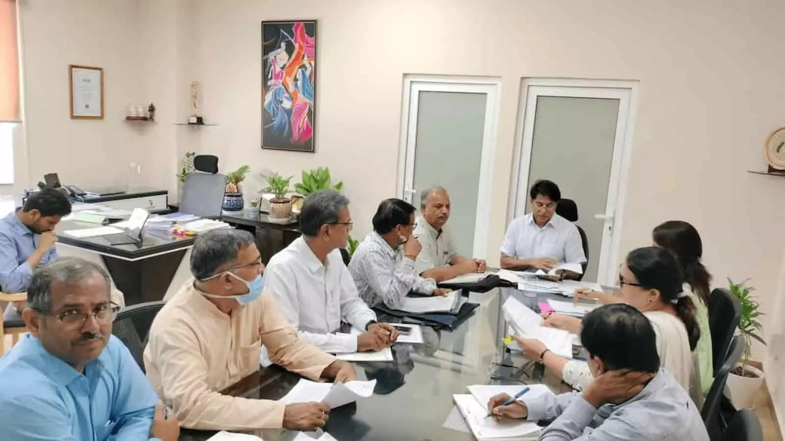 जयपुर में शिक्षा विभाग के अधिकारियों और शिक्षकों के प्रतिनिधिमंडल के साथ बैठक करते अधिकारी। जयपुर में शिक्षा विभाग के अधिकारियों और शिक्षकों के प्रतिनिधिमंडल के साथ बैठक करते अधिकारी।