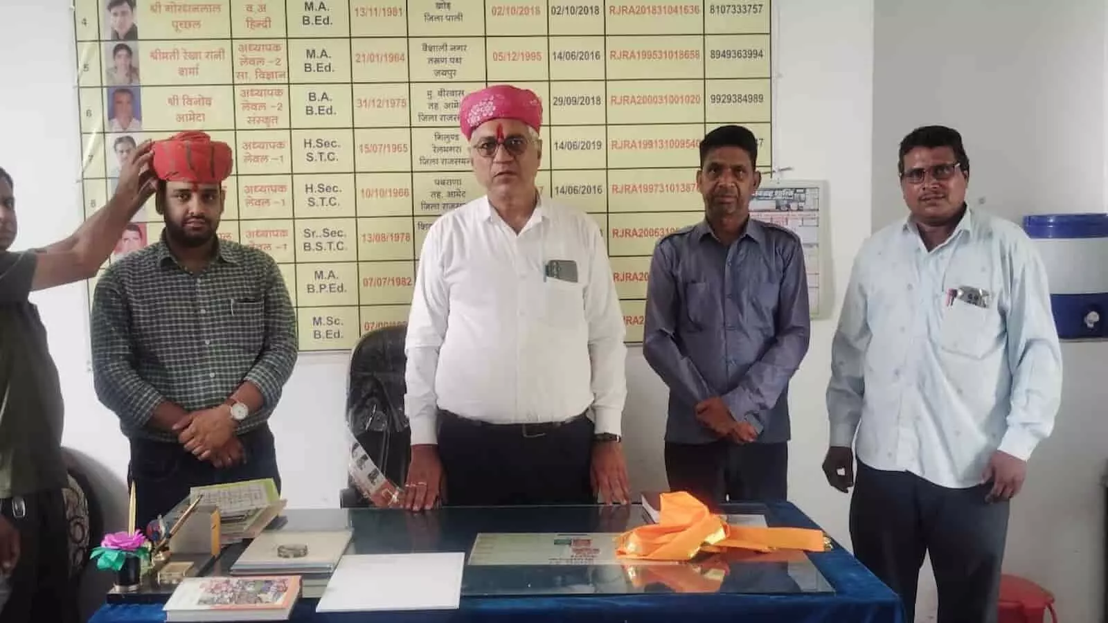तस्वीर में अधिकारी आमेट के राजकीय विद्यालय में निरीक्षण के दौरान खड़े दिखाई दे रहे हैं. तस्वीर में अधिकारी आमेट के राजकीय विद्यालय में निरीक्षण के दौरान खड़े दिखाई दे रहे हैं.