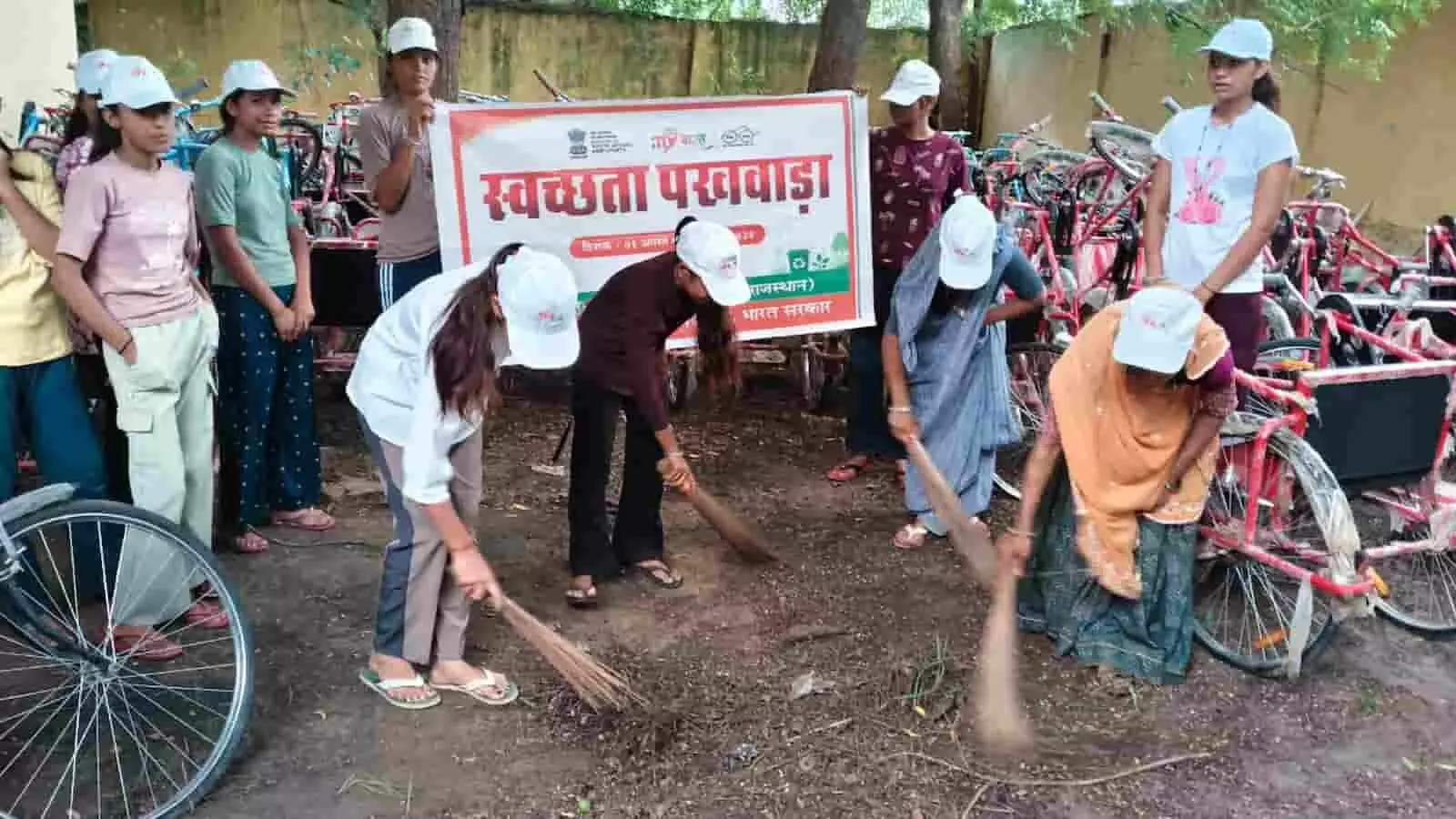 तस्वीर में सवाई माधोपुर के छात्रावास परिसर में स्वच्छता अभियान के तहत झाड़ू लगातीं छात्राएं। तस्वीर में सवाई माधोपुर के छात्रावास परिसर में स्वच्छता अभियान के तहत झाड़ू लगातीं छात्राएं।