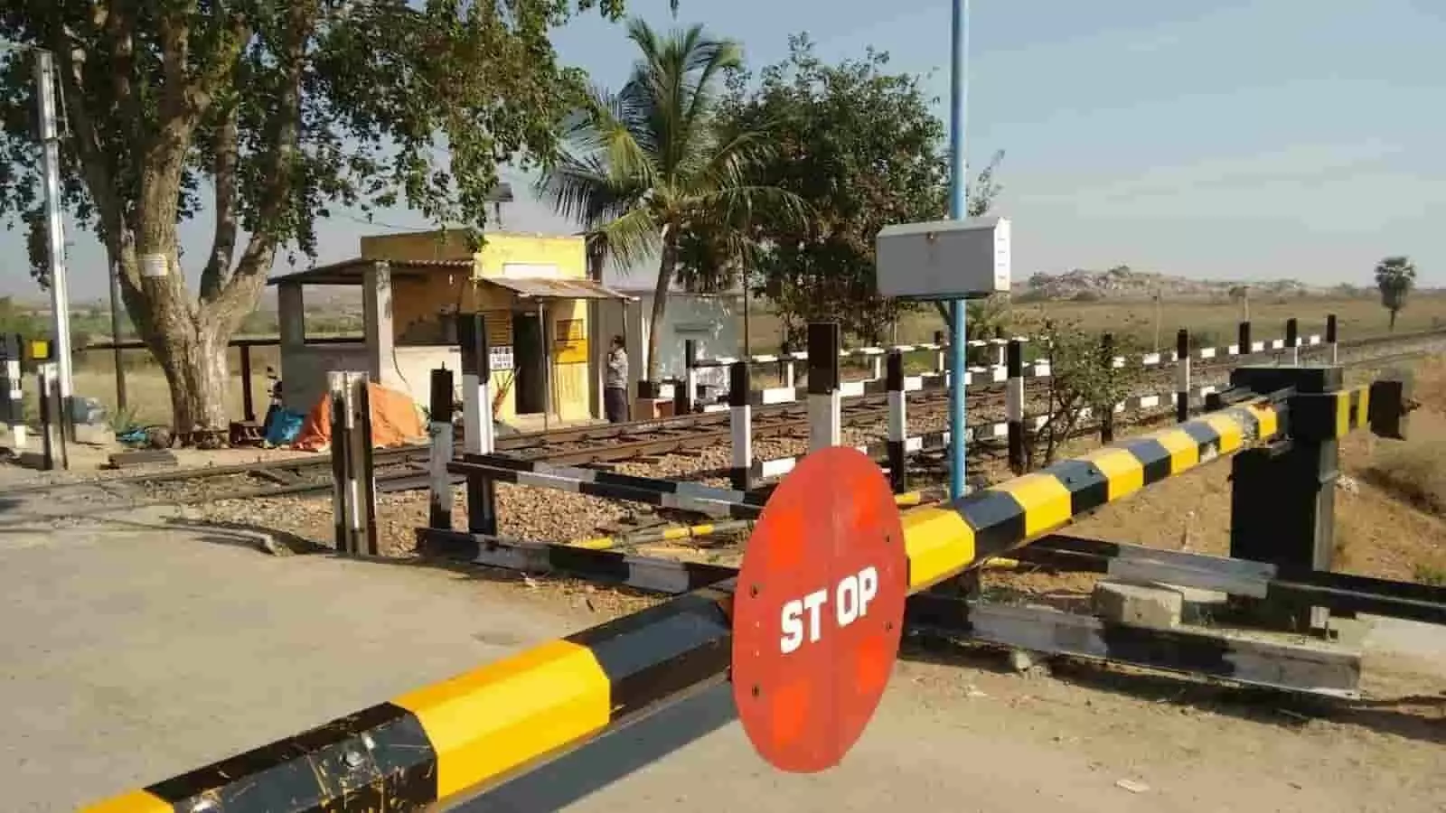 तस्वीर में रेलवे ट्रैक पर बंद पड़ा समपार फाटक और स्टॉप का बोर्ड दिखाई दे रहा है। तस्वीर में रेलवे ट्रैक पर बंद पड़ा समपार फाटक और स्टॉप का बोर्ड दिखाई दे रहा है।
