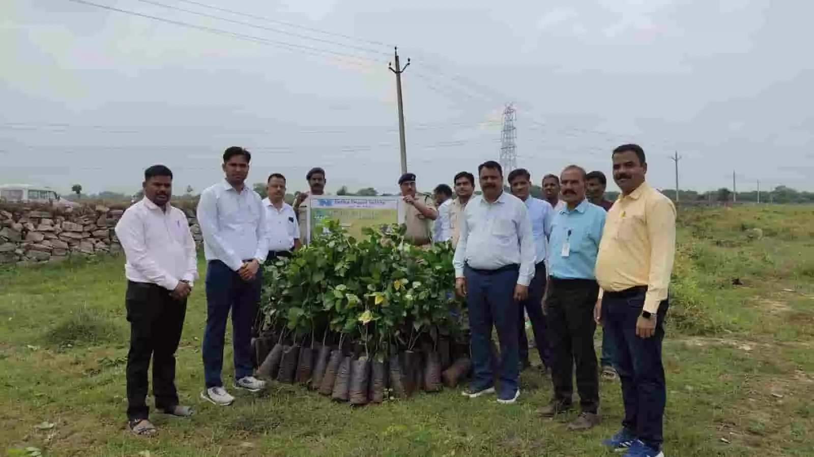 तस्वीर में नितिन स्पिनर्स के अधिकारी बेगूं की चारागाह भूमि पर पौधारोपण अभियान के दौरान खड़े दिख रहे हैं। तस्वीर में नितिन स्पिनर्स के अधिकारी बेगूं की चारागाह भूमि पर पौधारोपण अभियान के दौरान खड़े दिख रहे हैं।