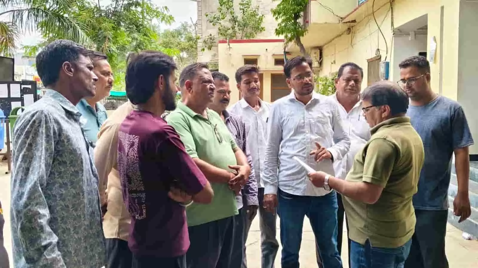 तस्वीर में वार्डवासी और व्यापारी आमेट नगर पालिका कार्यालय के बाहर ज्ञापन सौंपते हुए दिख रहे हैं। तस्वीर में वार्डवासी और व्यापारी आमेट नगर पालिका कार्यालय के बाहर ज्ञापन सौंपते हुए दिख रहे हैं।