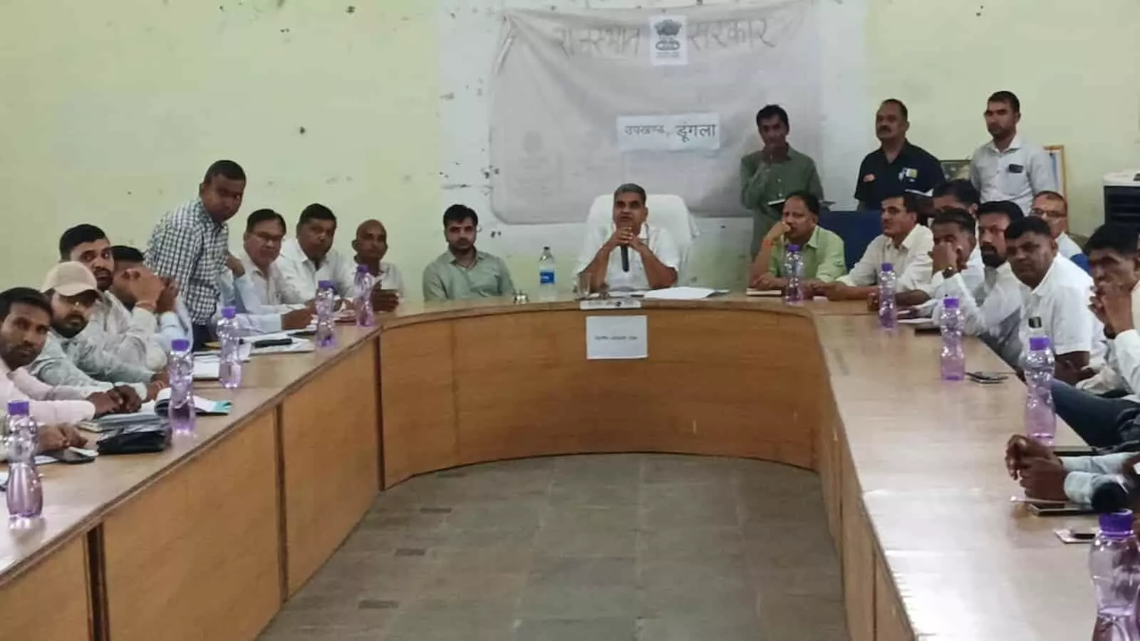 डूंगला पंचायत समिति सभागार में अधिकारियों के साथ बैठक करते सहकारिता मंत्री गौतम दक। डूंगला पंचायत समिति सभागार में अधिकारियों के साथ बैठक करते सहकारिता मंत्री गौतम दक।