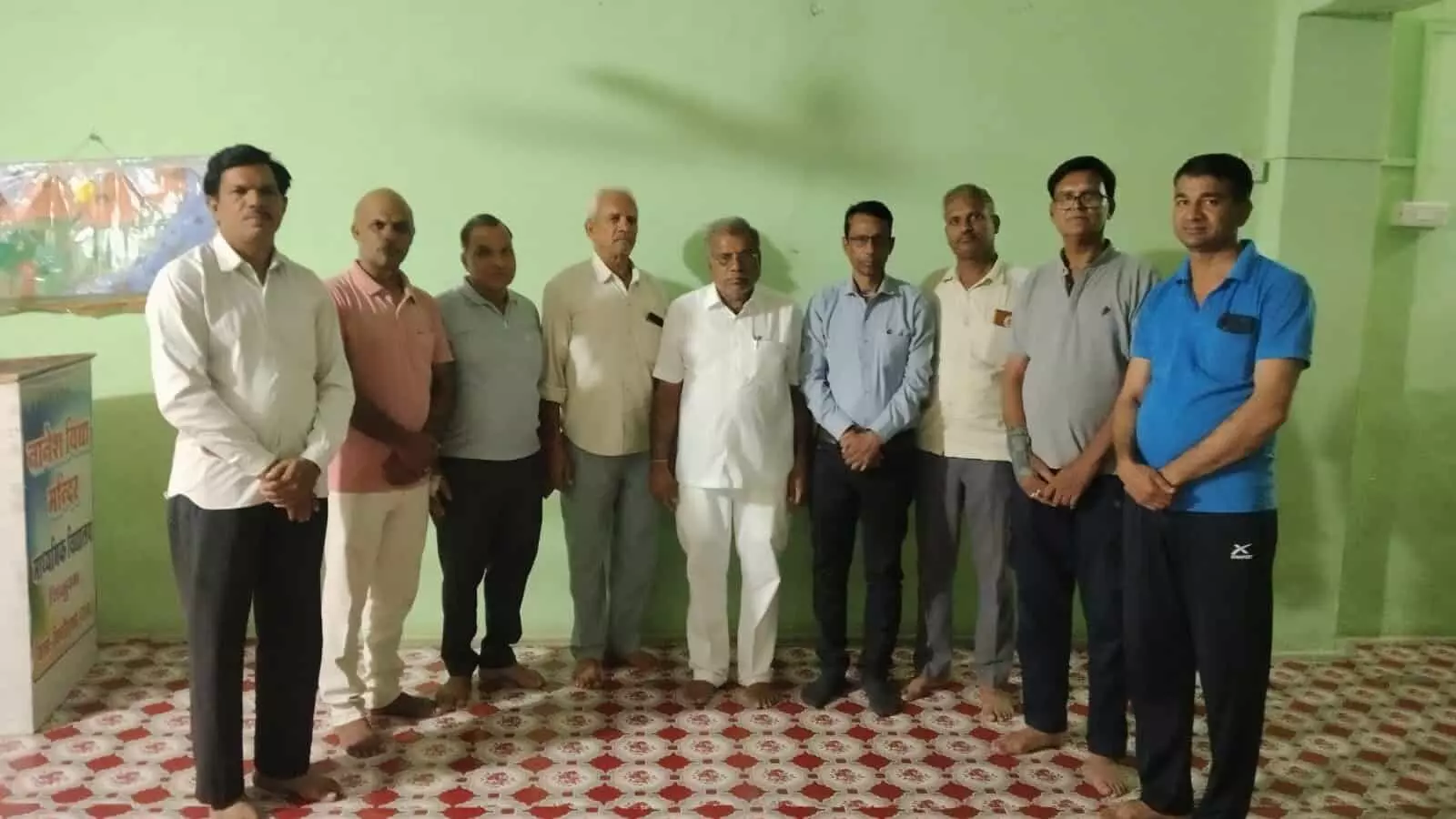 नानेश विद्या मंदिर में महावीर इंटरनेशनल केंद्र निकुंभ की समीक्षा बैठक में खड़े पदाधिकारी। नानेश विद्या मंदिर में महावीर इंटरनेशनल केंद्र निकुंभ की समीक्षा बैठक में खड़े पदाधिकारी।