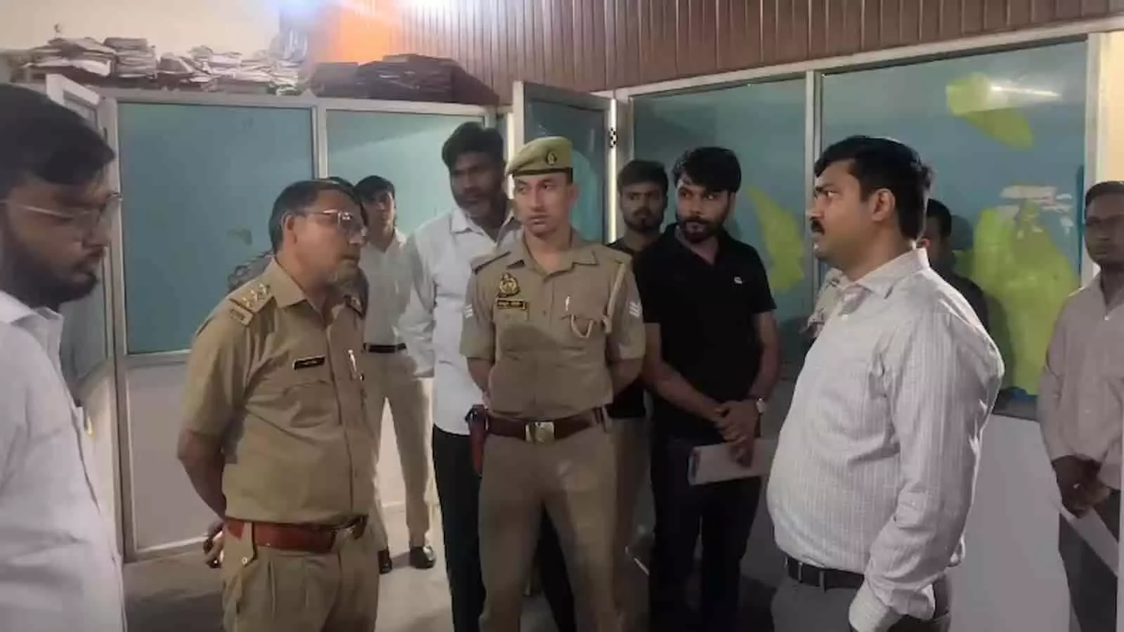 एटा के एआरटीओ कार्यालय में औचक निरीक्षण करते जिलाधिकारी अरविन्द सिंह और अन्य अधिकारी। एटा के एआरटीओ कार्यालय में औचक निरीक्षण करते जिलाधिकारी अरविन्द सिंह और अन्य अधिकारी।