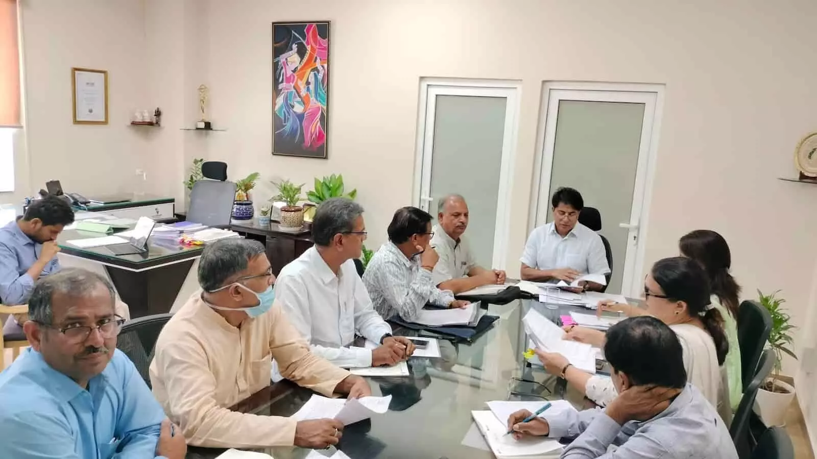 तस्वीर में शिक्षा विभाग की बैठक में चर्चा करते हुए अधिकारी और प्रतिनिधिमंडल। तस्वीर में शिक्षा विभाग की बैठक में चर्चा करते हुए अधिकारी और प्रतिनिधिमंडल।