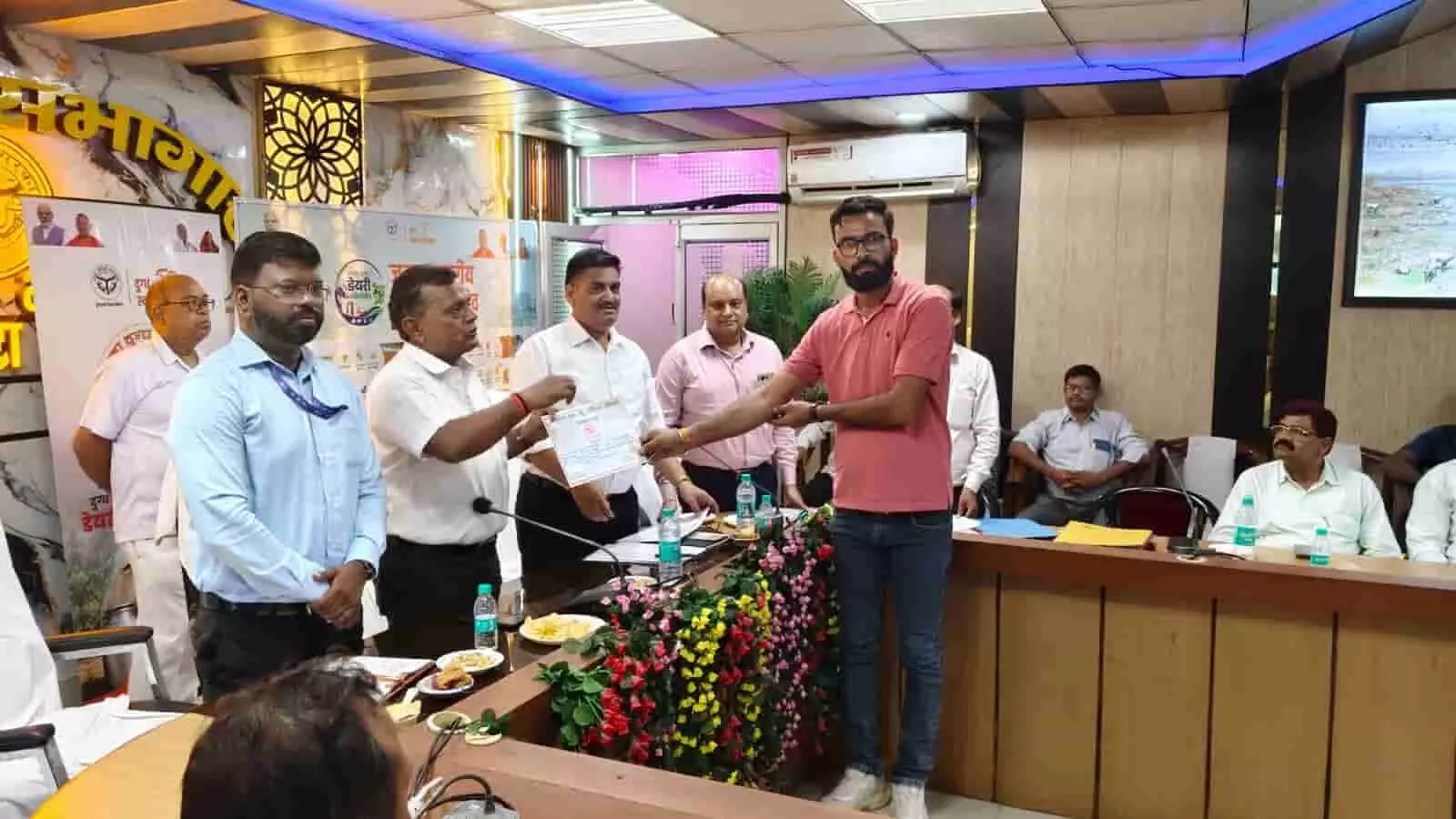 एटा विकास भवन में अधिकारियों द्वारा लाभार्थियों को चयन पत्र देते हुए। एटा विकास भवन में अधिकारियों द्वारा लाभार्थियों को चयन पत्र देते हुए।