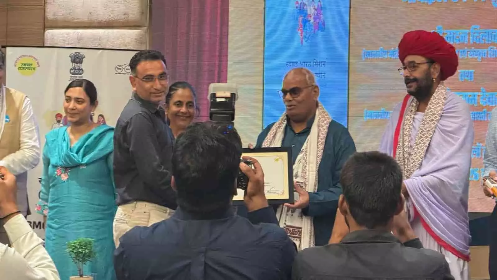 जयपुर में राज्य स्तरीय समारोह के दौरान पंचायत राज मंत्री मदन दिलावर से सम्मान ग्रहण करते अधिकारी। जयपुर में राज्य स्तरीय समारोह के दौरान पंचायत राज मंत्री मदन दिलावर से सम्मान ग्रहण करते अधिकारी।
