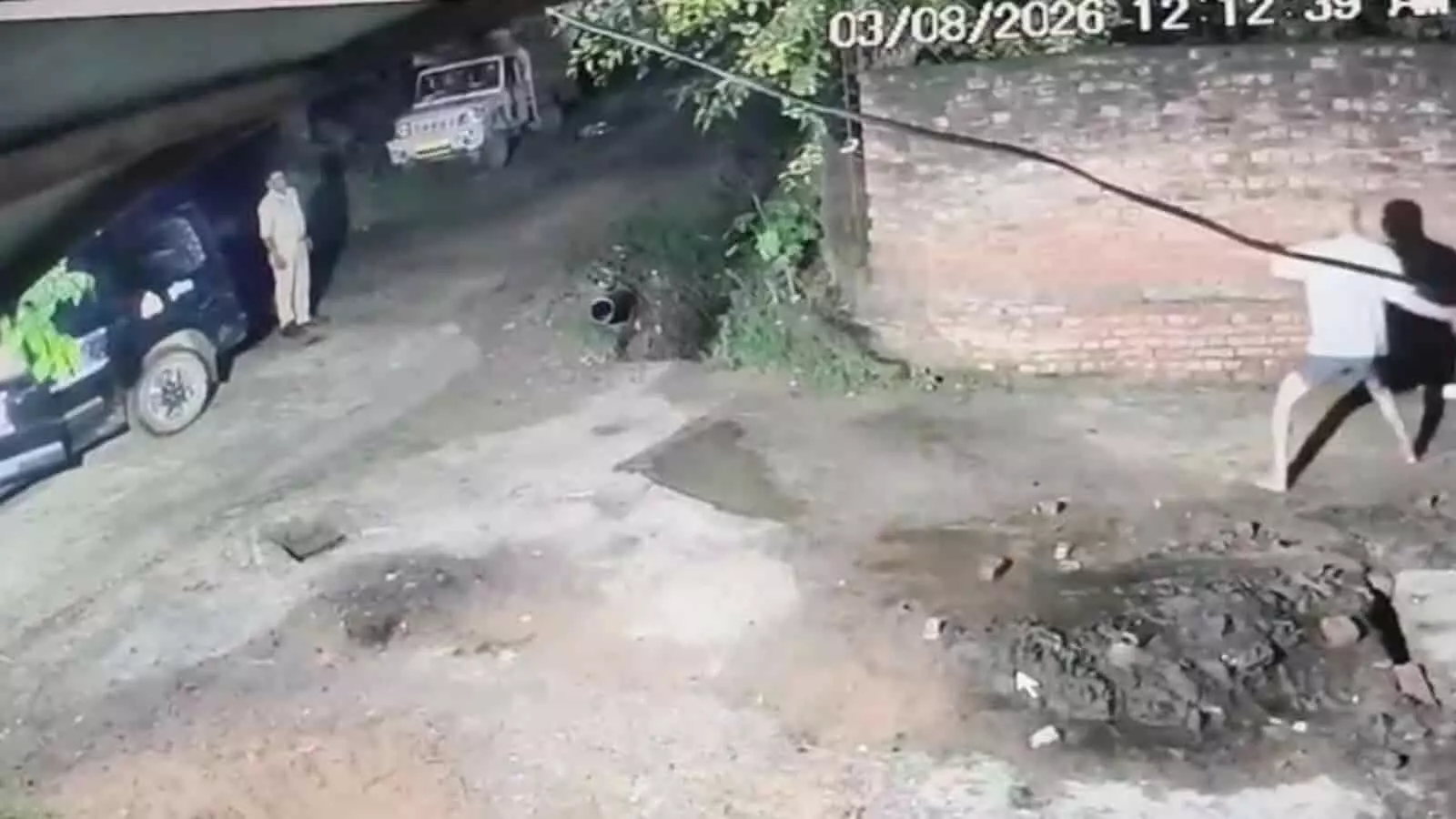 अलीगंज के टपुआ गांव में पुलिस वाहन और घटनास्थल के पास खड़े पुलिसकर्मी दिख रहे हैं। अलीगंज के टपुआ गांव में पुलिस वाहन और घटनास्थल के पास खड़े पुलिसकर्मी दिख रहे हैं।