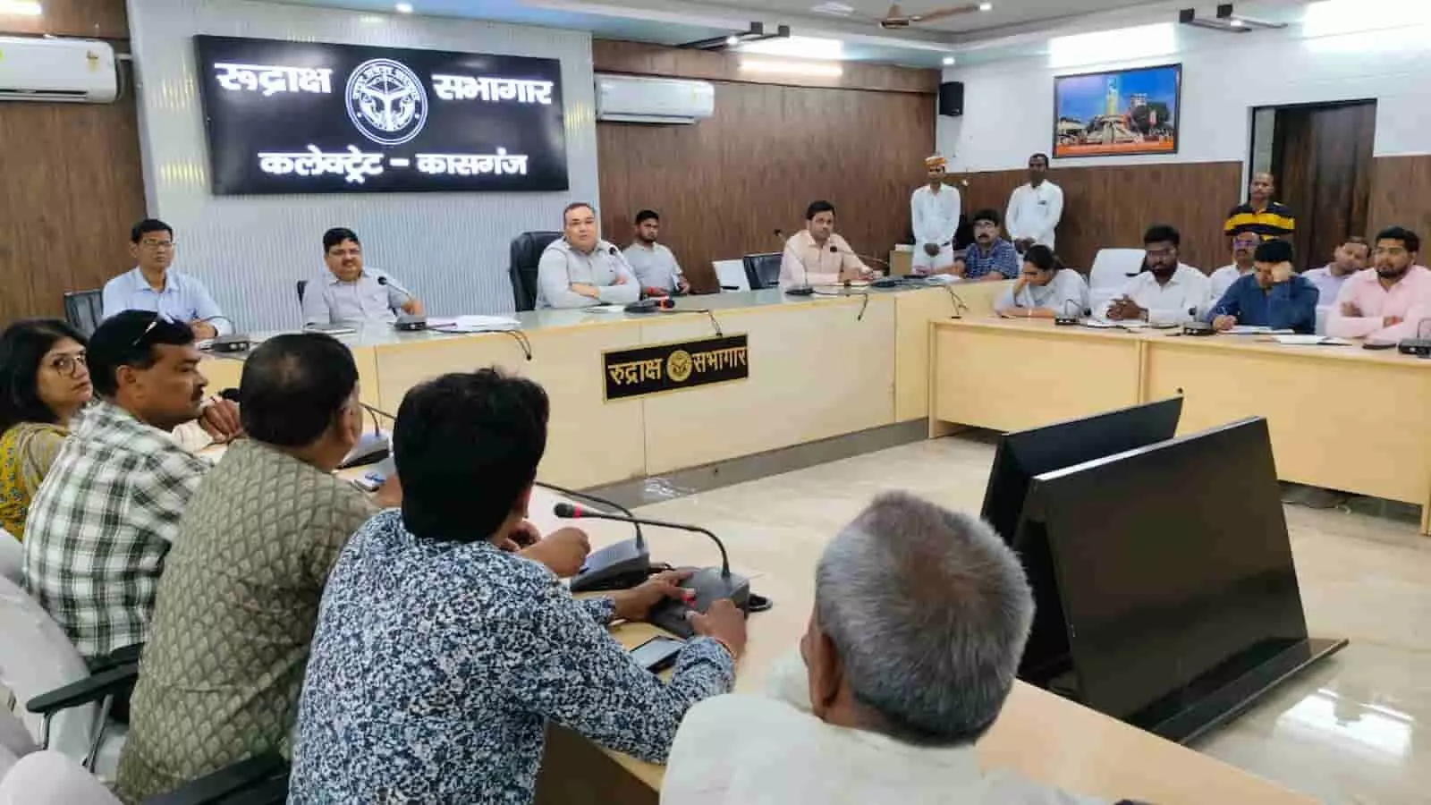 जिलाधिकारी प्रणय सिंह ने स्वतंत्रता दिवस और हर घर तिरंगा अभियान की तैयारियों को लेकर अधिकारियों के साथ समीक्षा बैठक की। जिलाधिकारी प्रणय सिंह ने स्वतंत्रता दिवस और हर घर तिरंगा अभियान की तैयारियों को लेकर अधिकारियों के साथ समीक्षा बैठक की।