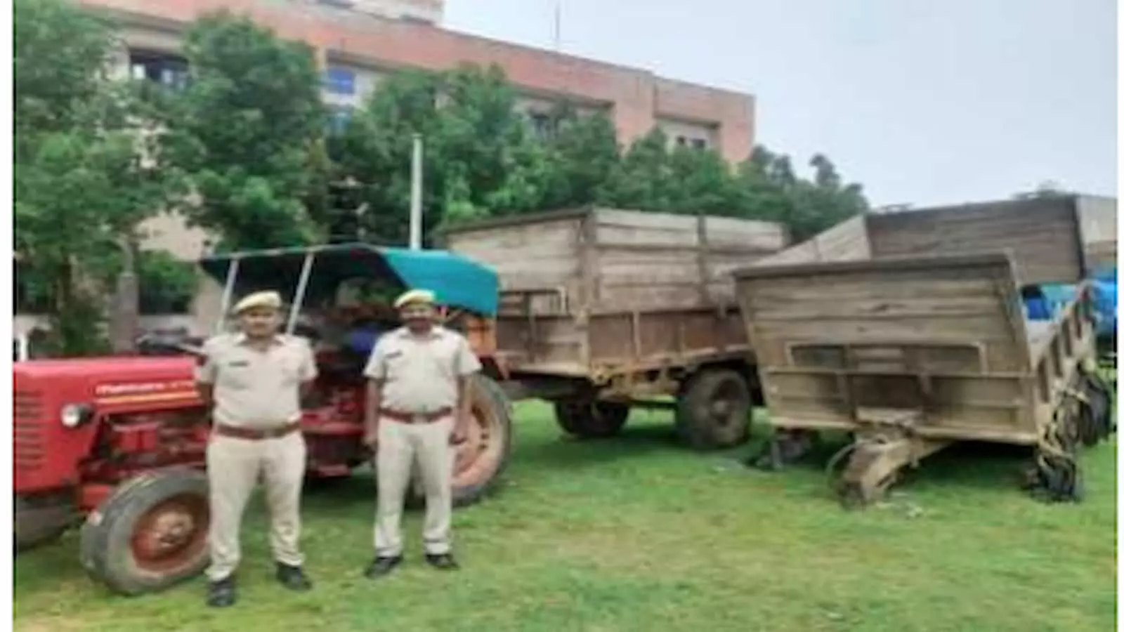 तस्वीर में पुलिसकर्मी सवाई माधोपुर में जब्त किए गए ट्रैक्टर और ट्रॉलियों के साथ खड़े हैं। तस्वीर में पुलिसकर्मी सवाई माधोपुर में जब्त किए गए ट्रैक्टर और ट्रॉलियों के साथ खड़े हैं।