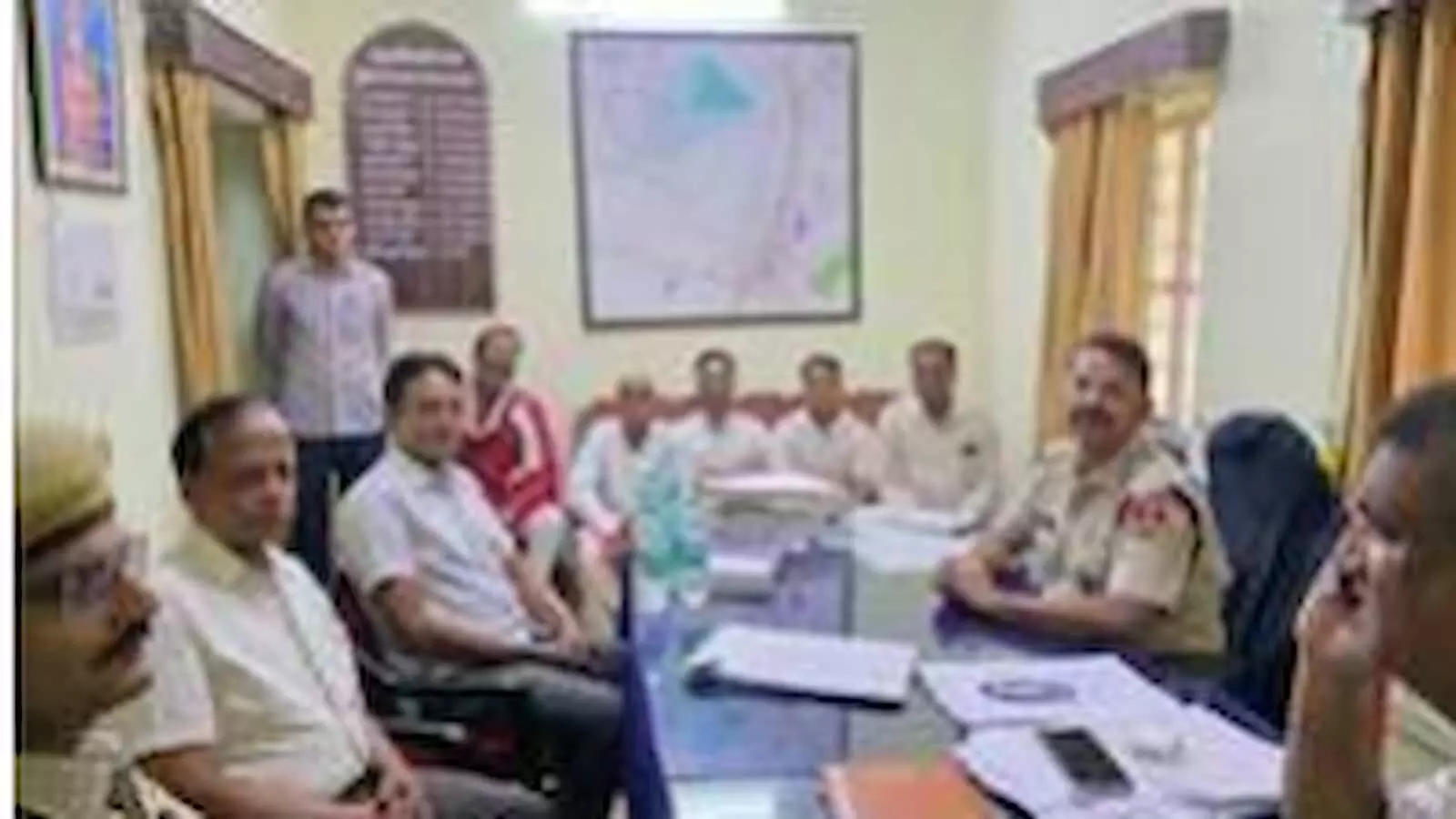 तस्वीर में सवाई माधोपुर थाना परिसर में पुलिस अधिकारियों और व्यापारियों की बैठक दिखाई दे रही है। तस्वीर में सवाई माधोपुर थाना परिसर में पुलिस अधिकारियों और व्यापारियों की बैठक दिखाई दे रही है।