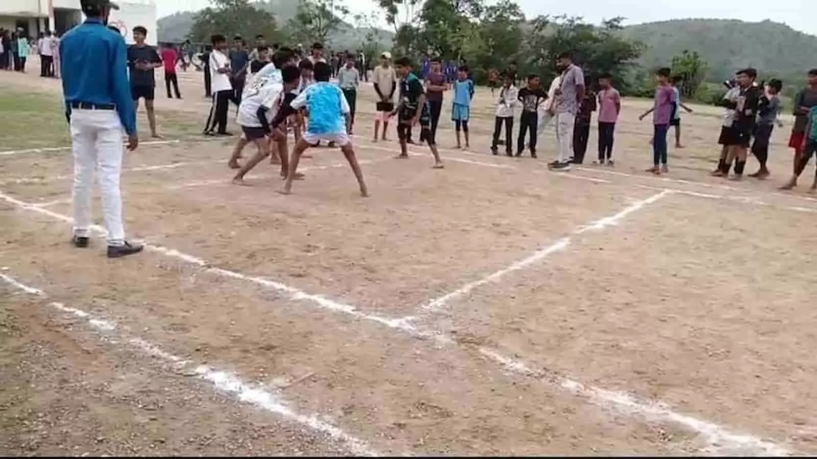 मैदान पर संकुल स्तरीय खेलकूद प्रतियोगिता के दौरान कबड्डी खेलते हुए विद्यार्थी। मैदान पर संकुल स्तरीय खेलकूद प्रतियोगिता के दौरान कबड्डी खेलते हुए विद्यार्थी।