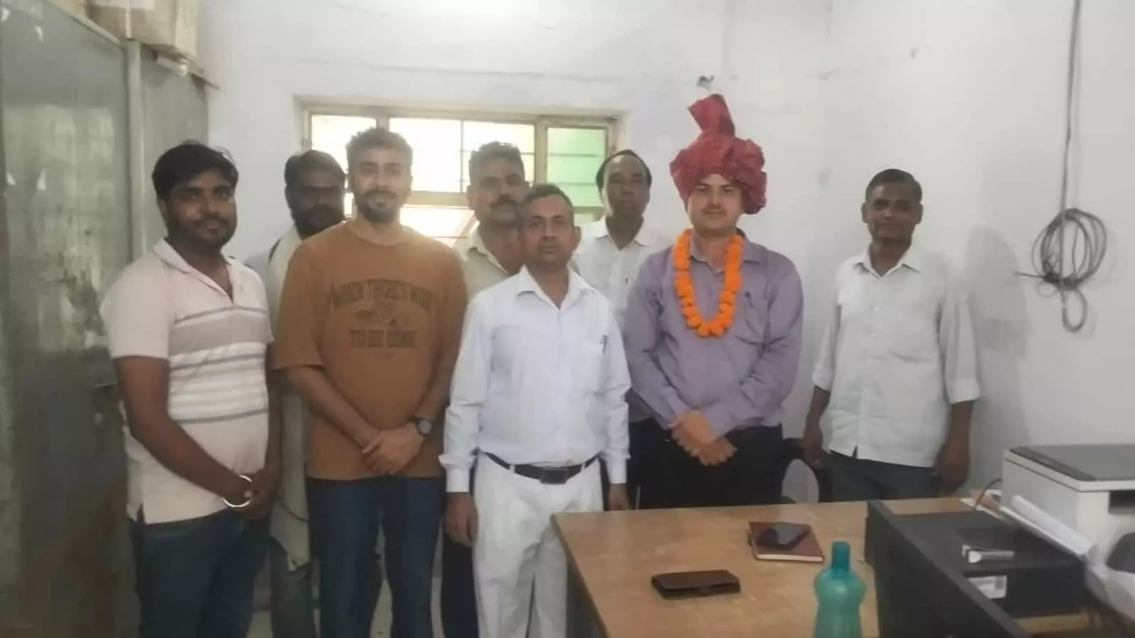 तस्वीर में गंगापुर सिटी में नवनियुक्त प्रवर्तन निरीक्षक सूरज सिंह भाटी का स्वागत करते हुए राशन डीलर नजर आ रहे हैं। तस्वीर में गंगापुर सिटी में नवनियुक्त प्रवर्तन निरीक्षक सूरज सिंह भाटी का स्वागत करते हुए राशन डीलर नजर आ रहे हैं।