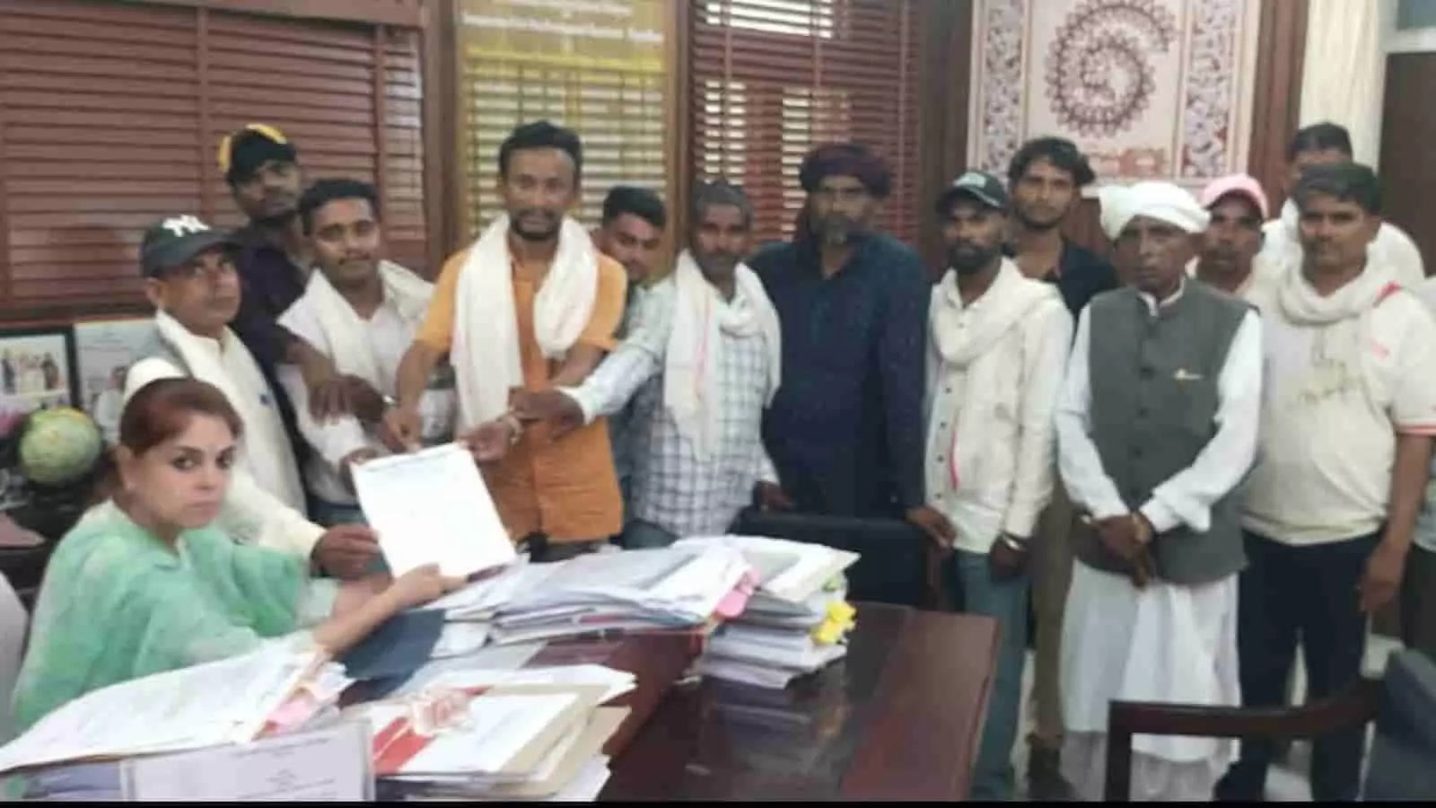 तस्वीर में लाडदेश पट्टा संघर्ष मोर्चा के सदस्य उदयपुर में अधिकारियों को ज्ञापन सौंपते हुए दिख रहे हैं। तस्वीर में लाडदेश पट्टा संघर्ष मोर्चा के सदस्य उदयपुर में अधिकारियों को ज्ञापन सौंपते हुए दिख रहे हैं।