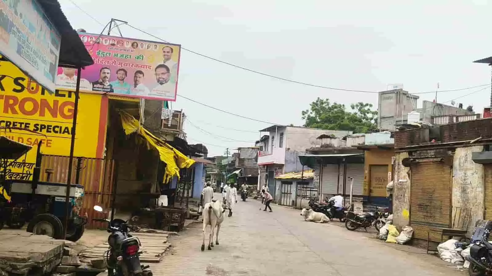 तस्वीर में बकानी कस्बे का बंद बाजार और सूनी सड़क दिखाई दे रही है। तस्वीर में बकानी कस्बे का बंद बाजार और सूनी सड़क दिखाई दे रही है।