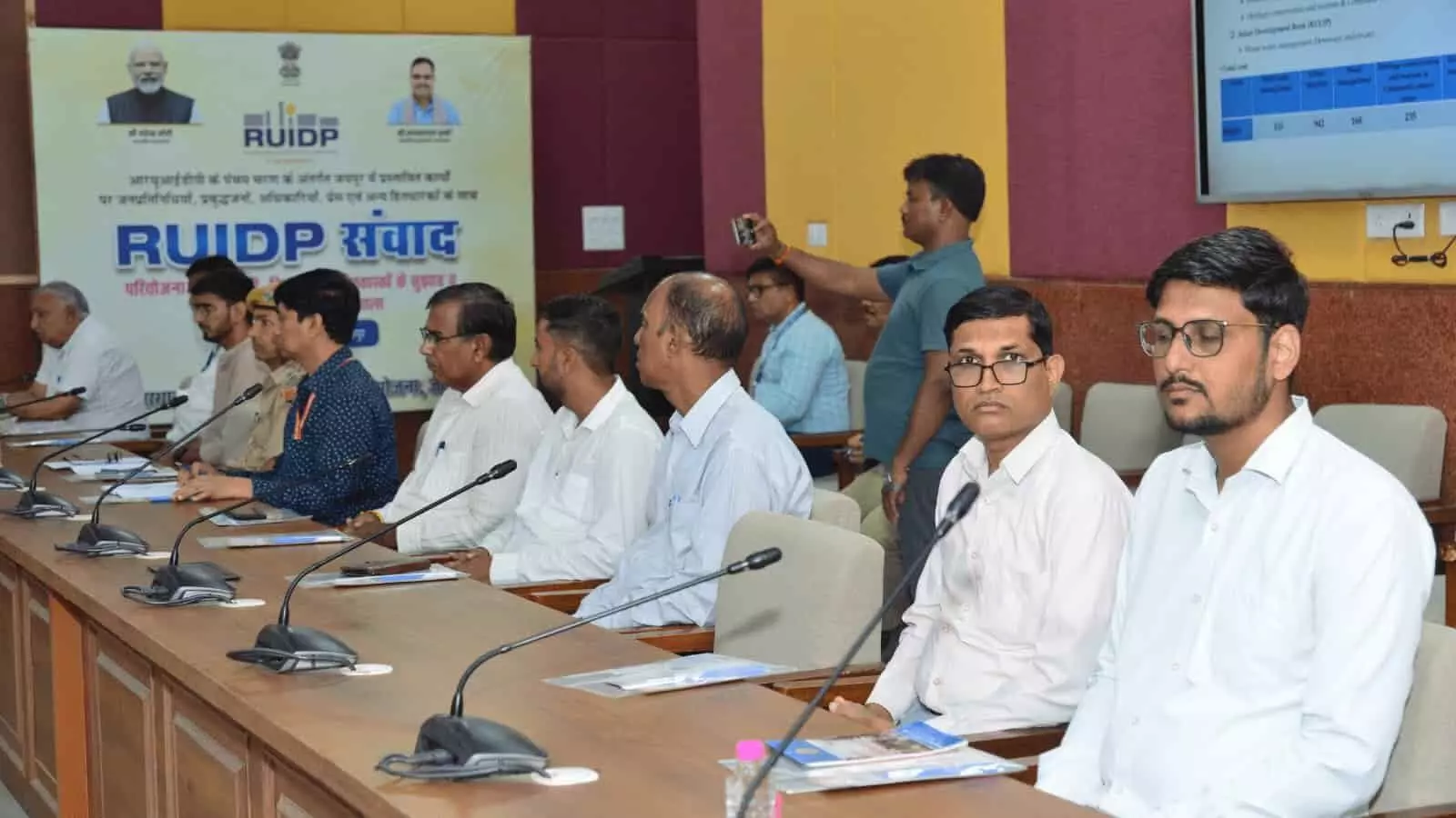 जिला कलेक्ट्रेट सभागार में आयोजित आरयूआईडीपी संवाद बैठक में बैठे जनप्रतिनिधि और अधिकारी। जिला कलेक्ट्रेट सभागार में आयोजित आरयूआईडीपी संवाद बैठक में बैठे जनप्रतिनिधि और अधिकारी।