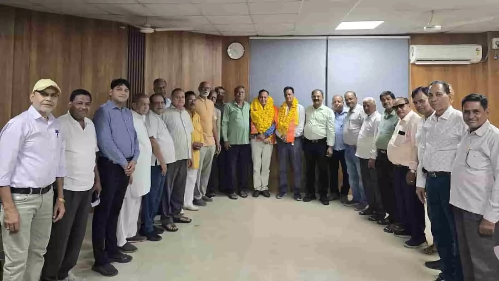 तस्वीर में कोटा नगर निगम के मुख्य अभियंता महेश गोयल के अभिनंदन समारोह में उपस्थित गणमान्य सदस्य दिख रहे हैं। तस्वीर में कोटा नगर निगम के मुख्य अभियंता महेश गोयल के अभिनंदन समारोह में उपस्थित गणमान्य सदस्य दिख रहे हैं।