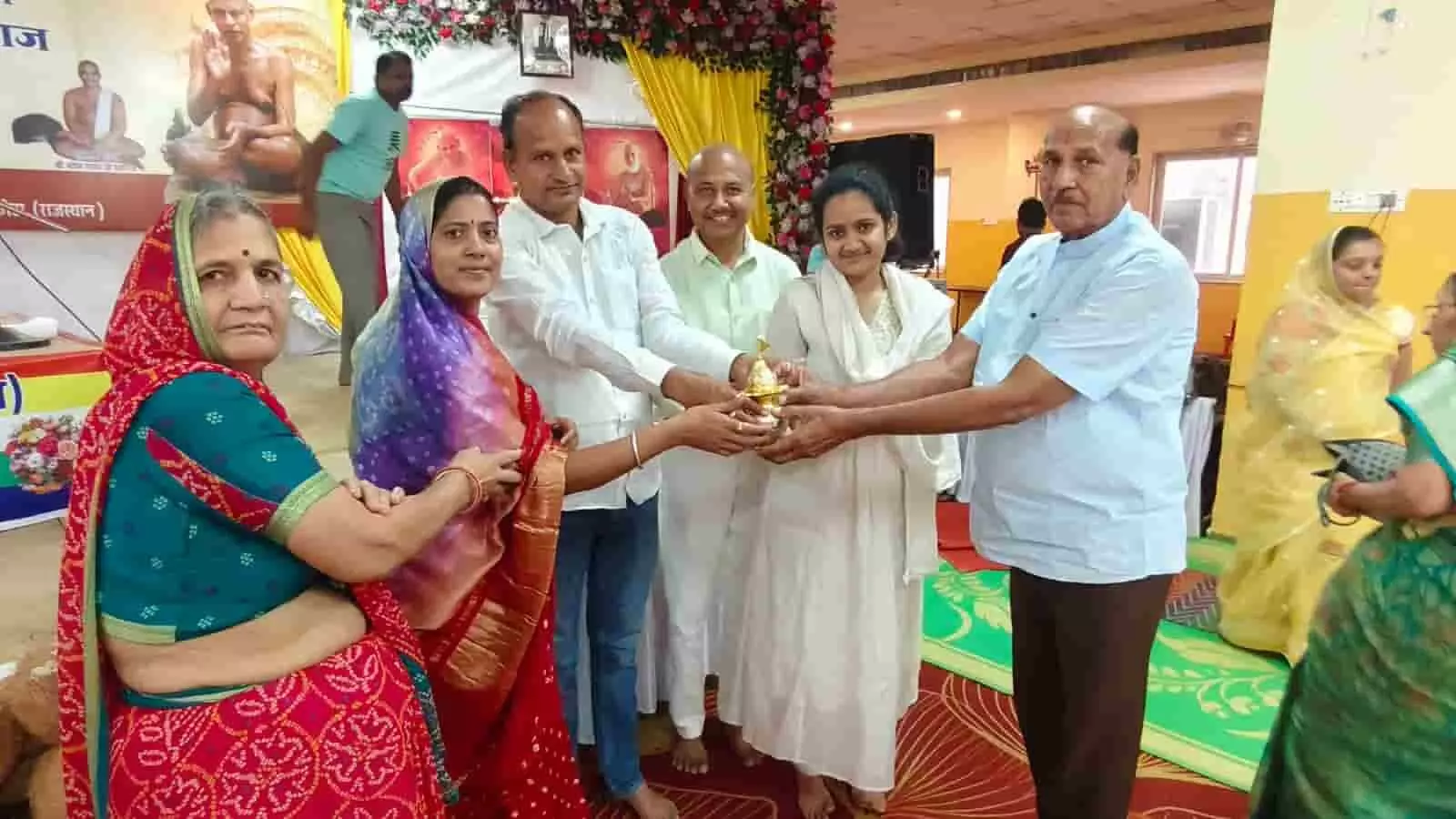 तस्वीर में कोटा के नसियां जी दादाबाड़ी में श्रद्धालु धार्मिक अनुष्ठान करते दिख रहे हैं। तस्वीर में कोटा के नसियां जी दादाबाड़ी में श्रद्धालु धार्मिक अनुष्ठान करते दिख रहे हैं।