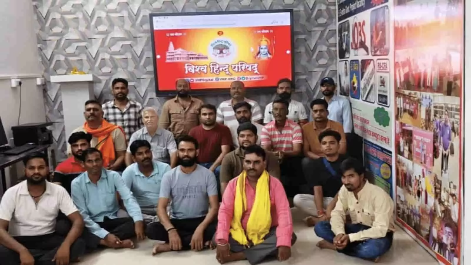 तस्वीर में विश्व हिंदू परिषद के कार्यकर्ता बारां के एक कंप्यूटर सेंटर में बैठक के दौरान बैठे दिख रहे हैं। तस्वीर में विश्व हिंदू परिषद के कार्यकर्ता बारां के एक कंप्यूटर सेंटर में बैठक के दौरान बैठे दिख रहे हैं।