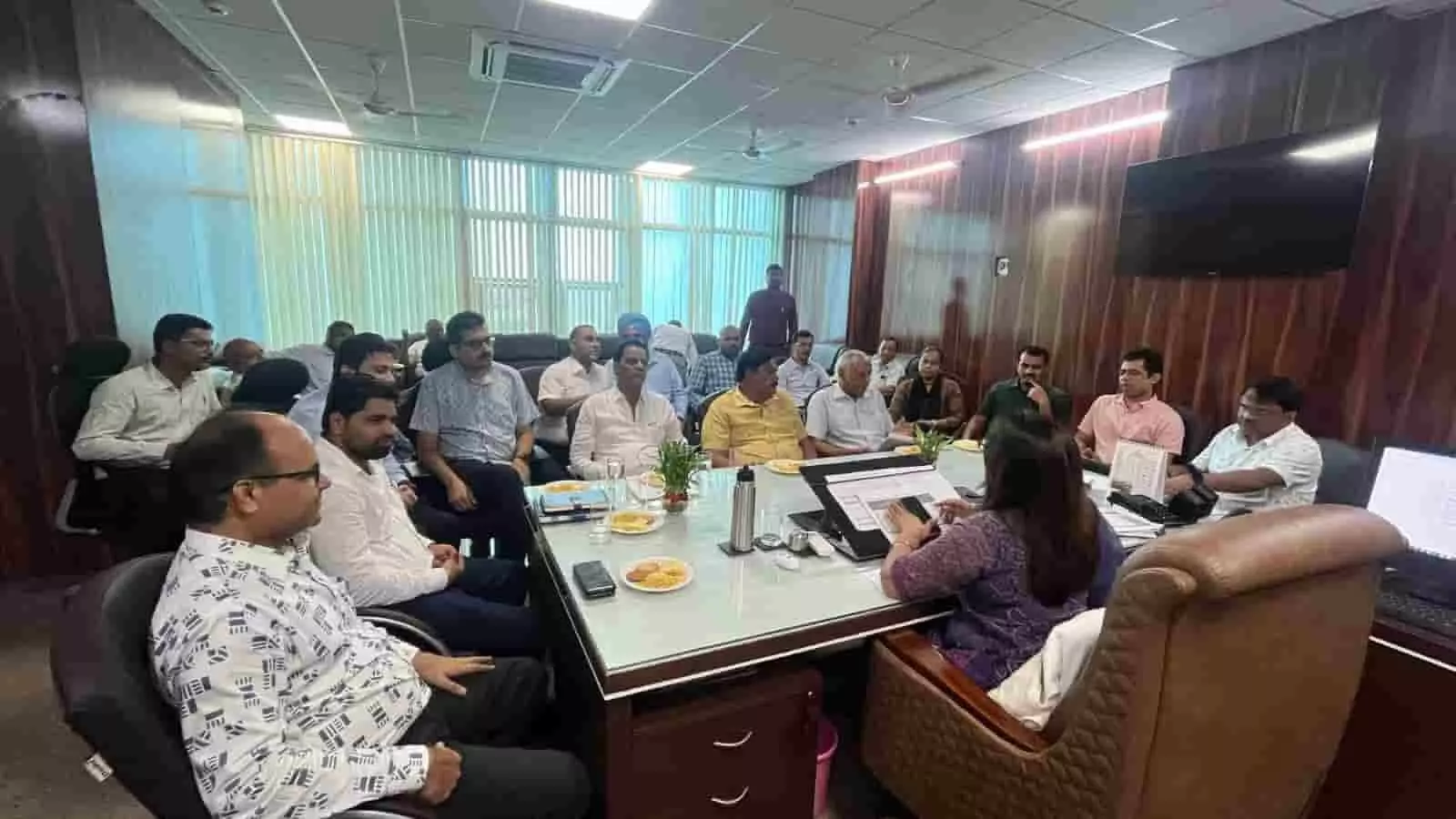 कोटा जीएसटी कार्यालय में अधिकारियों और व्यापारिक प्रतिनिधियों की बैठक का दृश्य। कोटा जीएसटी कार्यालय में अधिकारियों और व्यापारिक प्रतिनिधियों की बैठक का दृश्य।