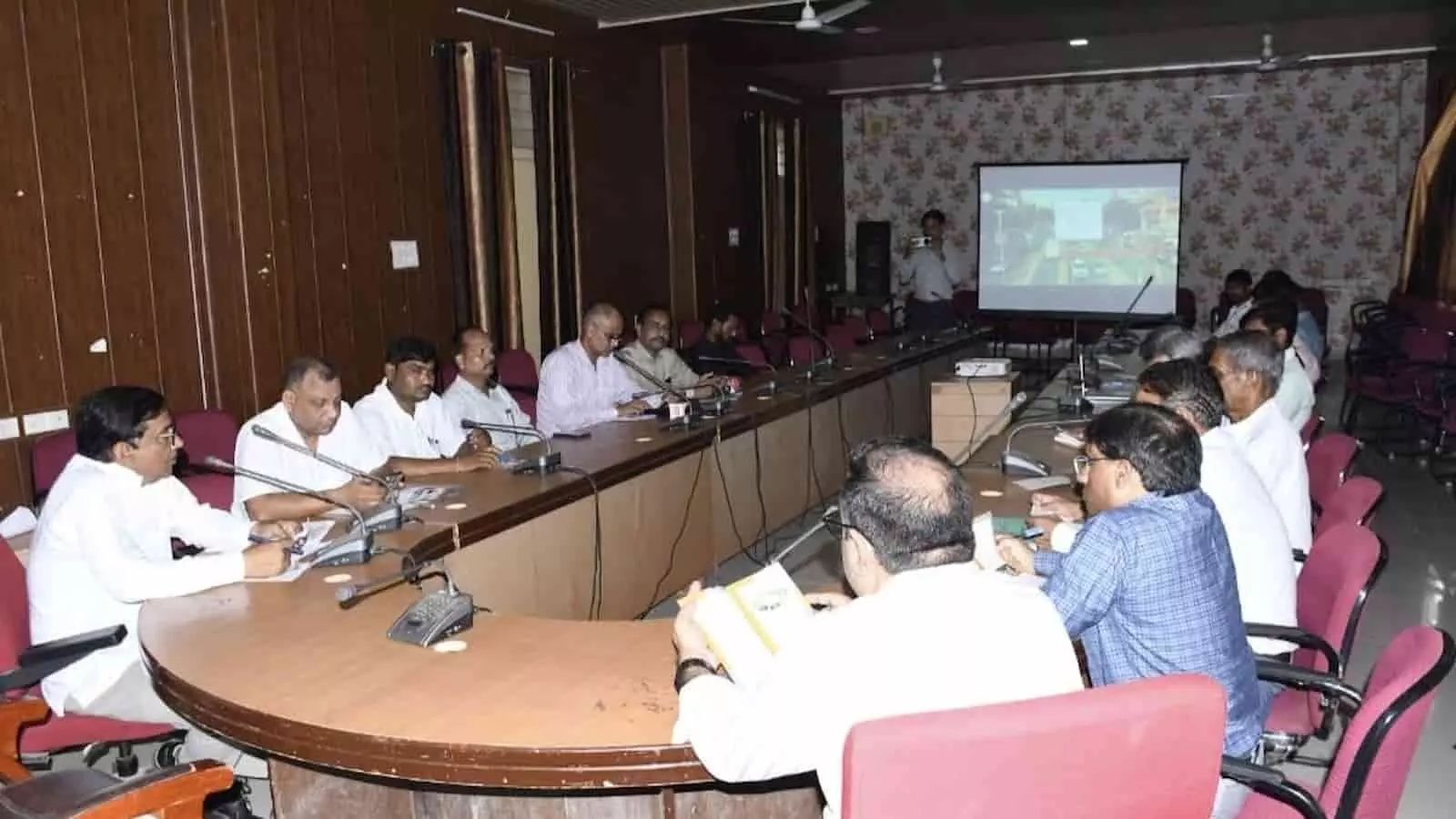 तस्वीर में अटल सेवा केंद्र सभागार में बैठक के दौरान चर्चा करते अधिकारी और जनप्रतिनिधि। तस्वीर में अटल सेवा केंद्र सभागार में बैठक के दौरान चर्चा करते अधिकारी और जनप्रतिनिधि।