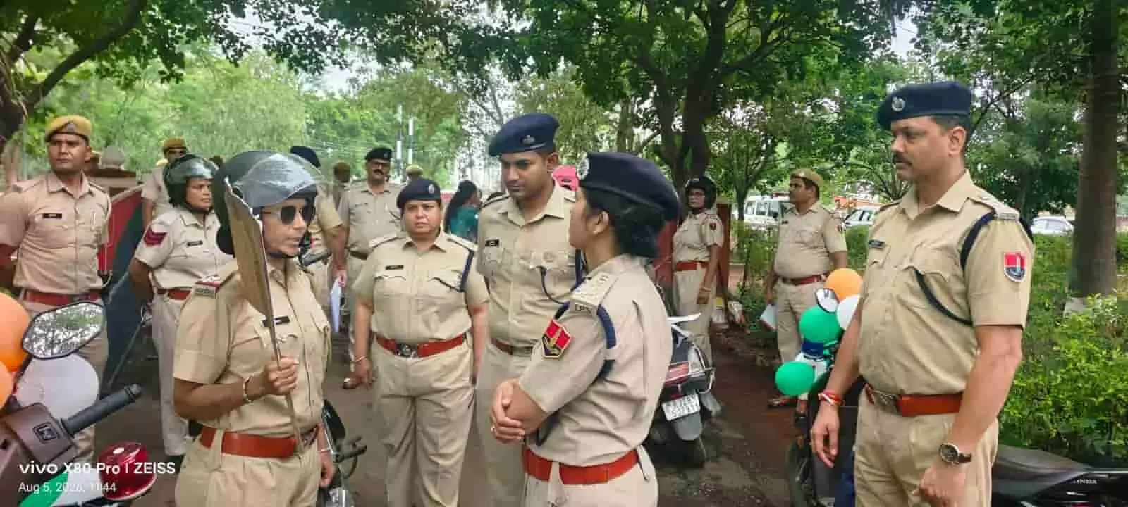 बारां में पुलिस अधिकारियों से संवाद करतीं सुरक्षा उपमहानिरीक्षक श्रीमती ममता गुप्ता। बारां में पुलिस अधिकारियों से संवाद करतीं सुरक्षा उपमहानिरीक्षक श्रीमती ममता गुप्ता।