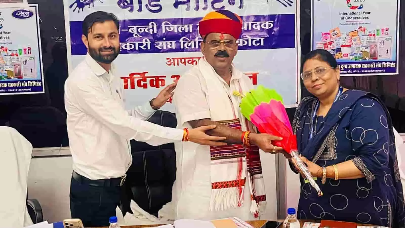 तस्वीर में कोटा डेयरी बैठक के दौरान चैन सिंह राठौड़ का स्वागत करतीं बीना बैरवा और दिलखुश मीणा। तस्वीर में कोटा डेयरी बैठक के दौरान चैन सिंह राठौड़ का स्वागत करतीं बीना बैरवा और दिलखुश मीणा।