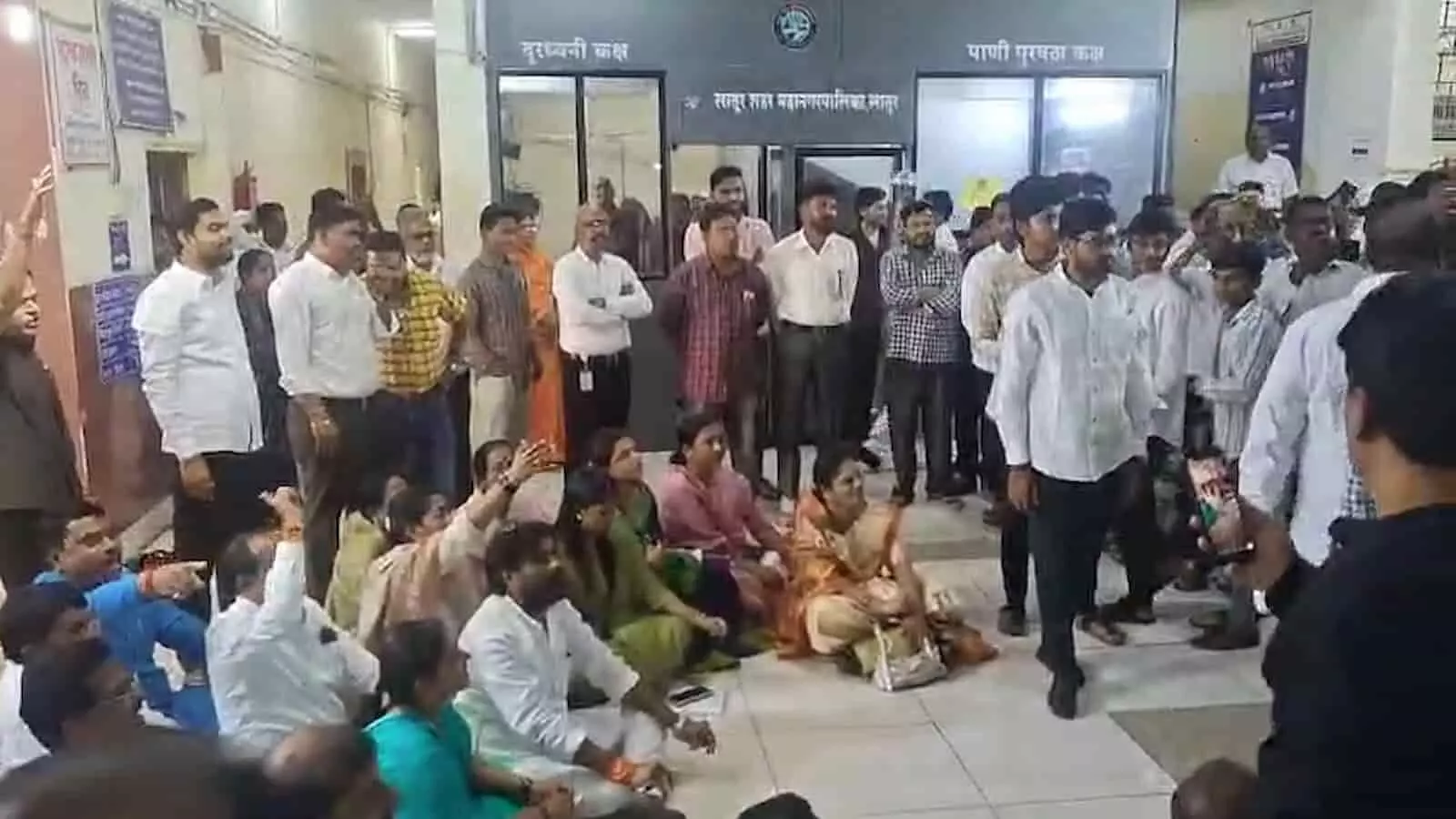 तस्वीर में सभागार में नगरसेवक आमने-सामने खड़े लातूर महानगरपालिका बैठक के दौरान दिख रहे हैं। तस्वीर में सभागार में नगरसेवक आमने-सामने खड़े लातूर महानगरपालिका बैठक के दौरान दिख रहे हैं।