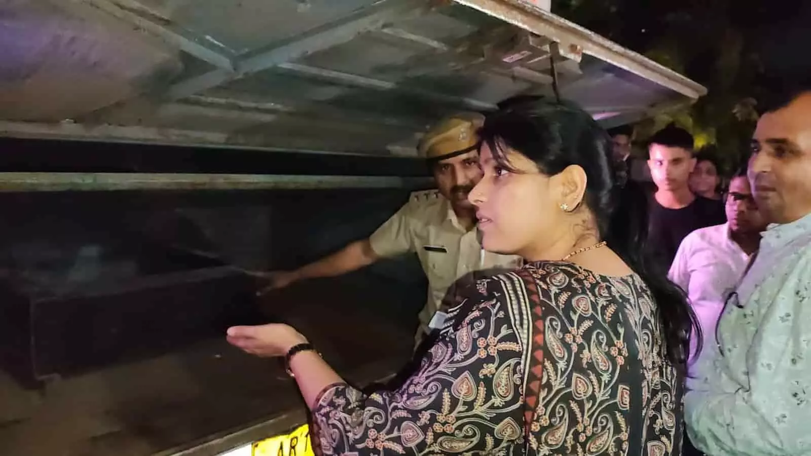 तस्वीर में योगिता पारीक और अधिकारी चित्तौड़गढ़ में बस के निरीक्षण के दौरान सुरक्षा मानकों की जांच कर रहे हैं. तस्वीर में योगिता पारीक और अधिकारी चित्तौड़गढ़ में बस के निरीक्षण के दौरान सुरक्षा मानकों की जांच कर रहे हैं.