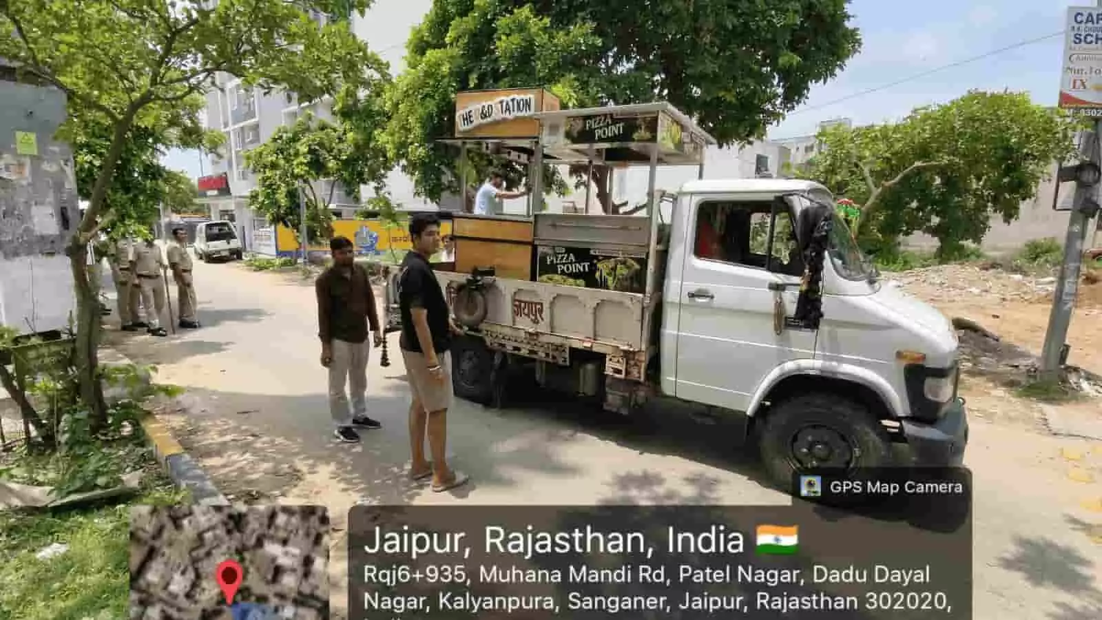 तस्वीर में जयपुर में सड़क पर अतिक्रमण जब्ती की कार्रवाई के दौरान खड़ा सफेद केन्टर और लोग दिख रहे हैं। तस्वीर में जयपुर में सड़क पर अतिक्रमण जब्ती की कार्रवाई के दौरान खड़ा सफेद केन्टर और लोग दिख रहे हैं।
