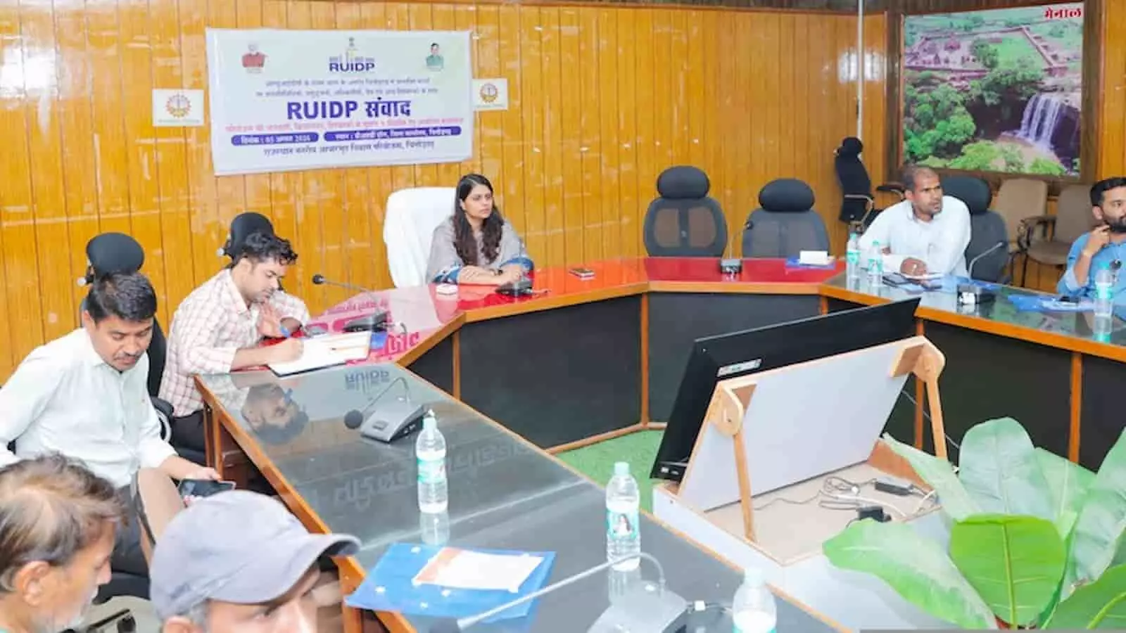 तस्वीर में चित्तौड़गढ़ जिला परिषद सभागार में बैठक के दौरान अधिकारी नजर आ रहे हैं। तस्वीर में चित्तौड़गढ़ जिला परिषद सभागार में बैठक के दौरान अधिकारी नजर आ रहे हैं।
