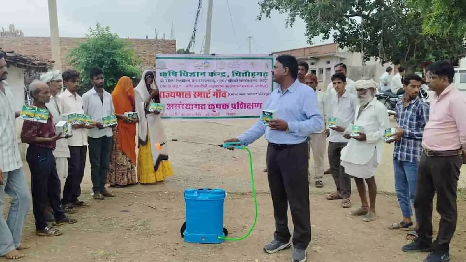 तस्वीर में चित्तौड़गढ़ के पायरी गांव में कृषि विज्ञान केंद्र द्वारा किसानों को प्रशिक्षण दिया जा रहा है। तस्वीर में चित्तौड़गढ़ के पायरी गांव में कृषि विज्ञान केंद्र द्वारा किसानों को प्रशिक्षण दिया जा रहा है।