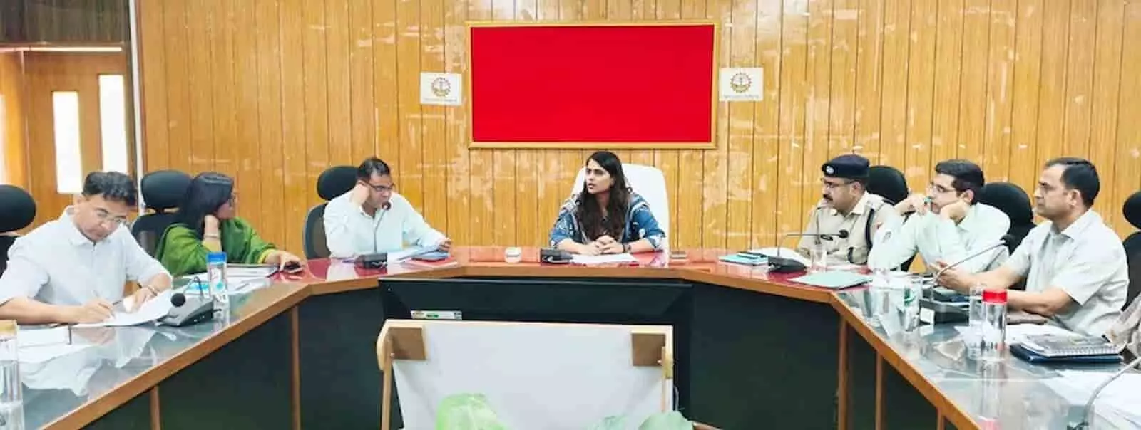 चित्तौड़गढ़ जिला परिषद सभागार में बैठक के दौरान चर्चा करते जिला कलक्टर और अधिकारी। चित्तौड़गढ़ जिला परिषद सभागार में बैठक के दौरान चर्चा करते जिला कलक्टर और अधिकारी।